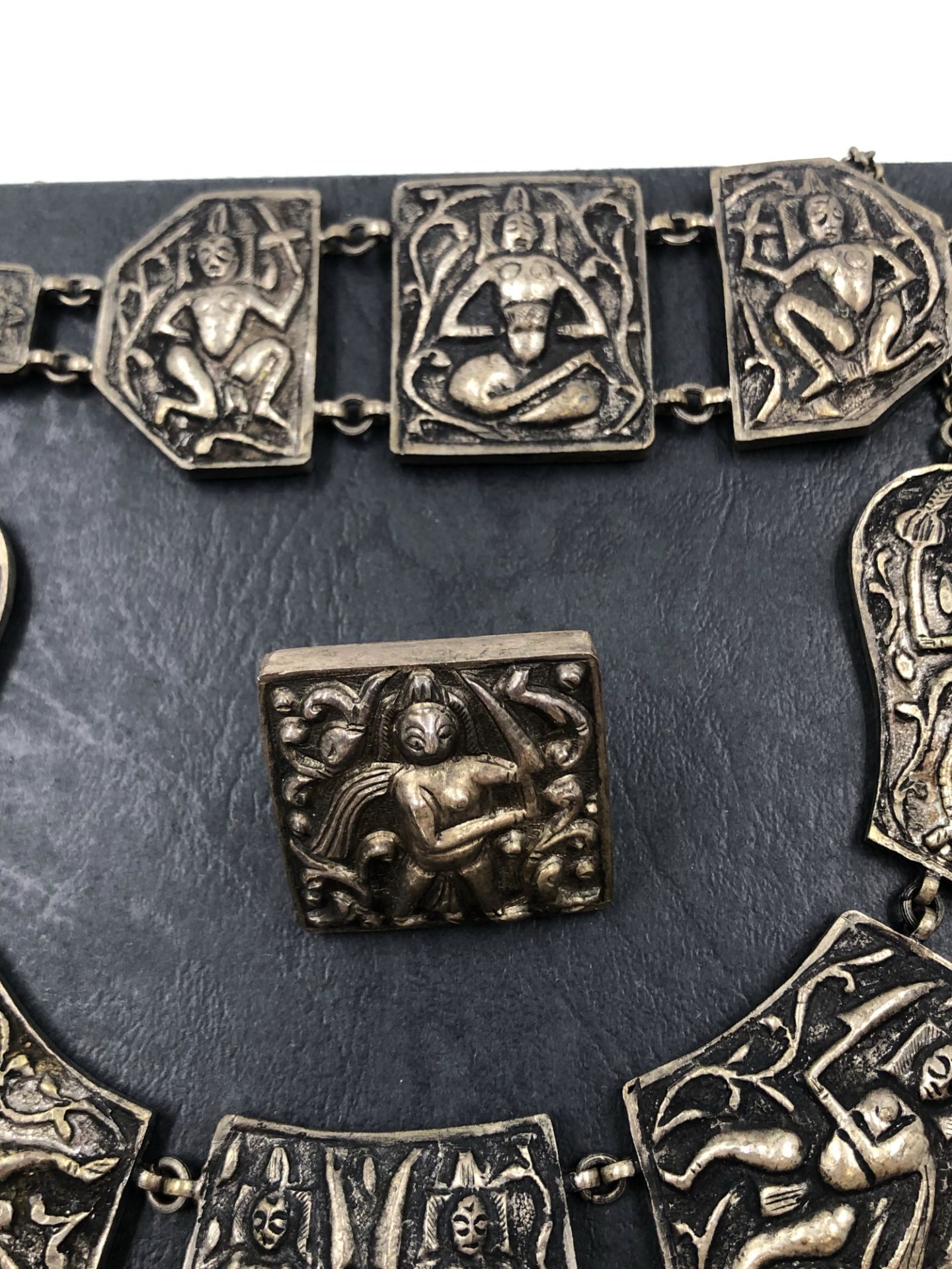 A MULTI PANEL NECKLACE, BRACELET AND RING SUITE. THE PANELS DEPICTING FIGURES IN VARIOUS SCENES. - Image 5 of 7