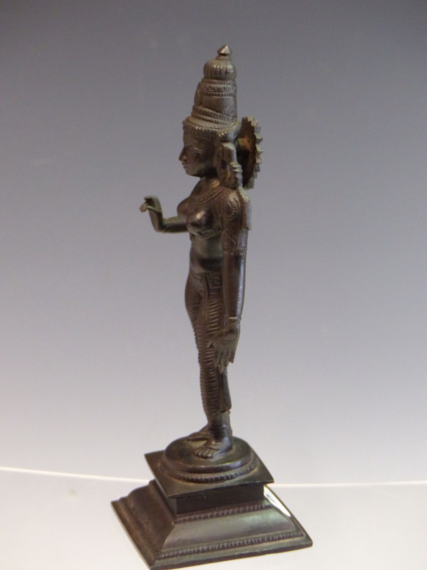 A CAST BRONZE FIGURE OF THE GODESS PARVATI. 20th CENTURY. 20 Cm HIGH. - Image 2 of 2