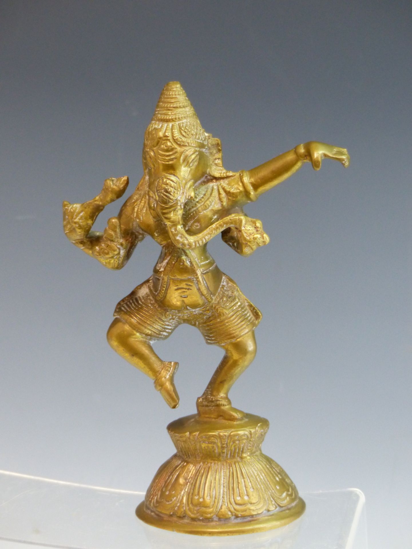 A CAST BRASS INDIAN FIGURE OF THE GOD GANESHA (20TH CENTURY) 21 cm HIGH.