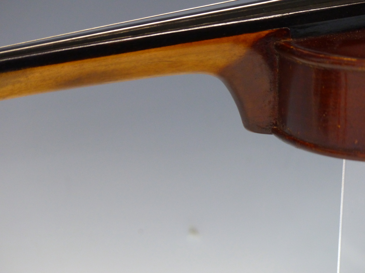 A 20TH CENTURY VIOLIN WITH LABEL " ANTONIUS STRADIUARIUS CREMONENSIS". CASED WITH A SILVER PLATE - Image 7 of 19