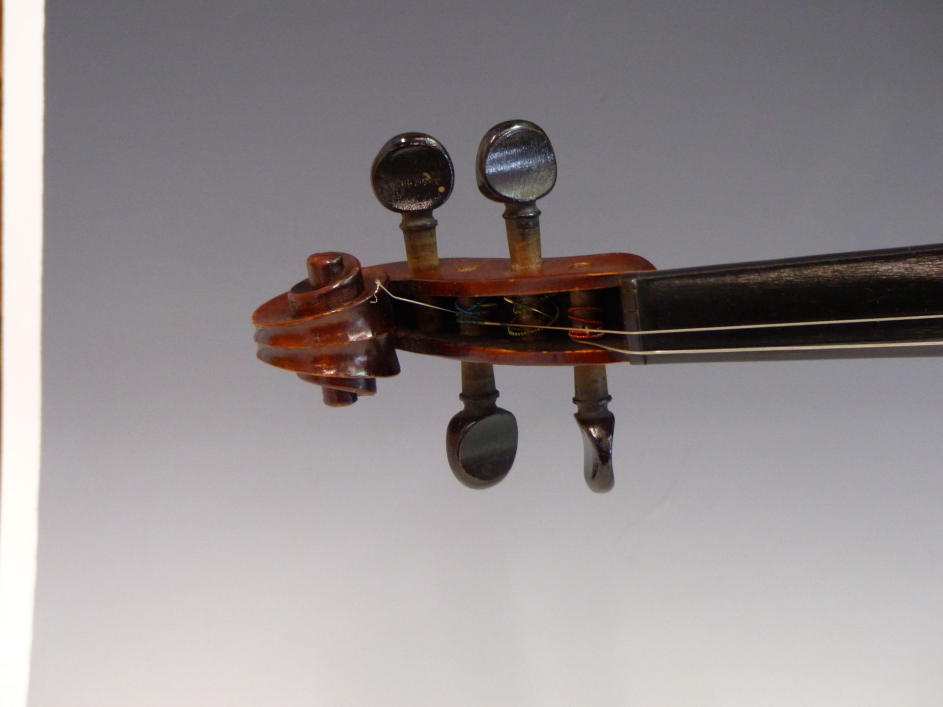 A 20TH CENTURY VIOLIN WITH LABEL " ANTONIUS STRADIUARIUS CREMONENSIS". CASED WITH A SILVER PLATE - Image 4 of 19