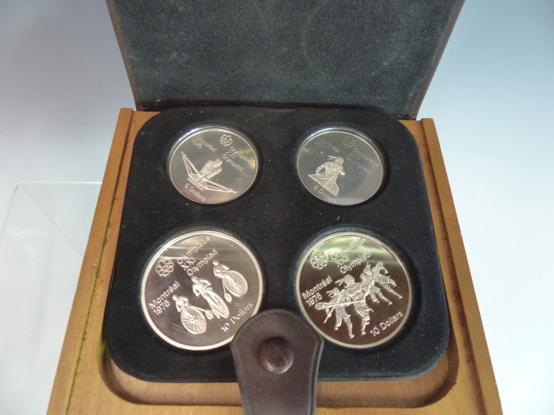 A 1976 MONTREAL OLYMPICS SILVER COMMEMORATIVE CANADIAN COIN SET BY COJO TO INCLUDE 2 X $10 & 2 X $ - Image 2 of 4