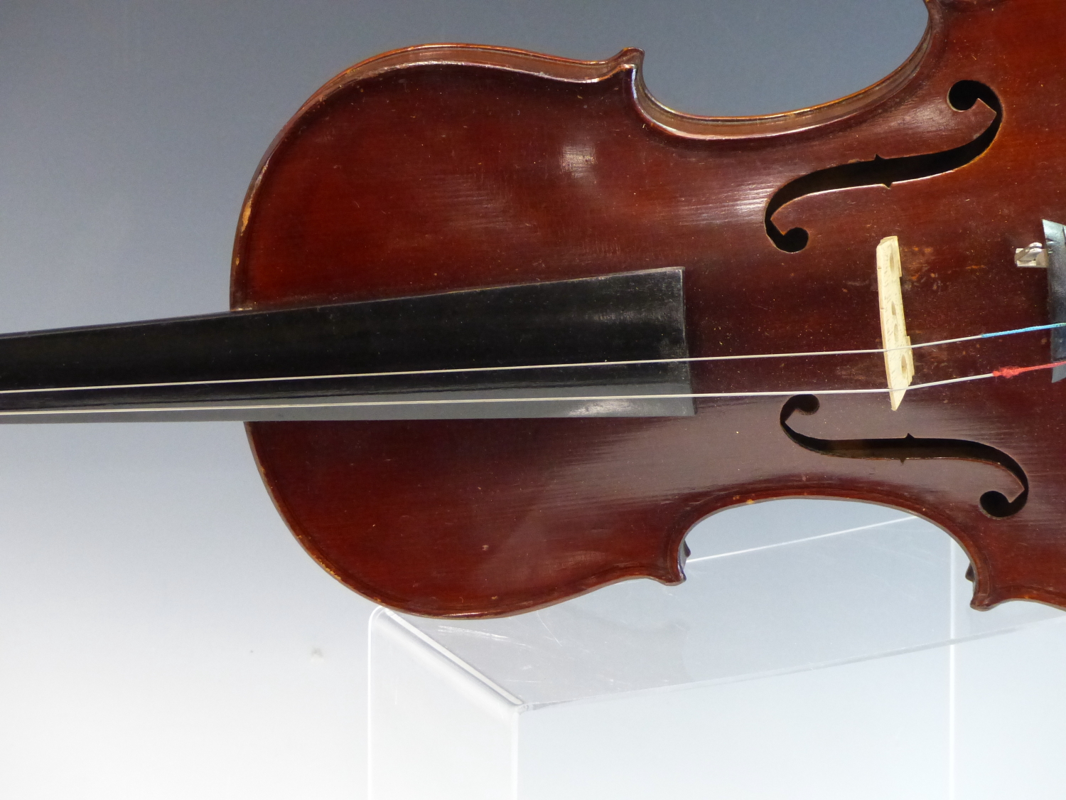 A 20TH CENTURY VIOLIN WITH LABEL " ANTONIUS STRADIUARIUS CREMONENSIS". CASED WITH A SILVER PLATE - Image 3 of 19