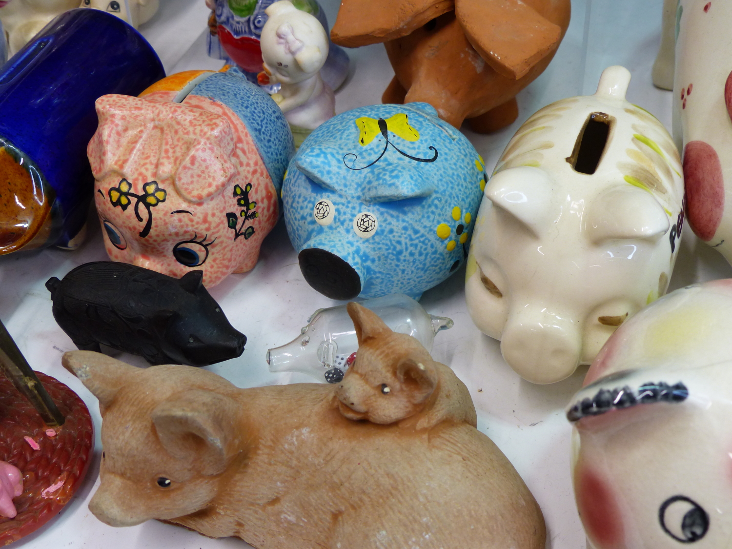 A COLLECTION OF PIG ORNAMENTS AND VARIOUS DECORATIVE CHINAWARES. - Image 8 of 13