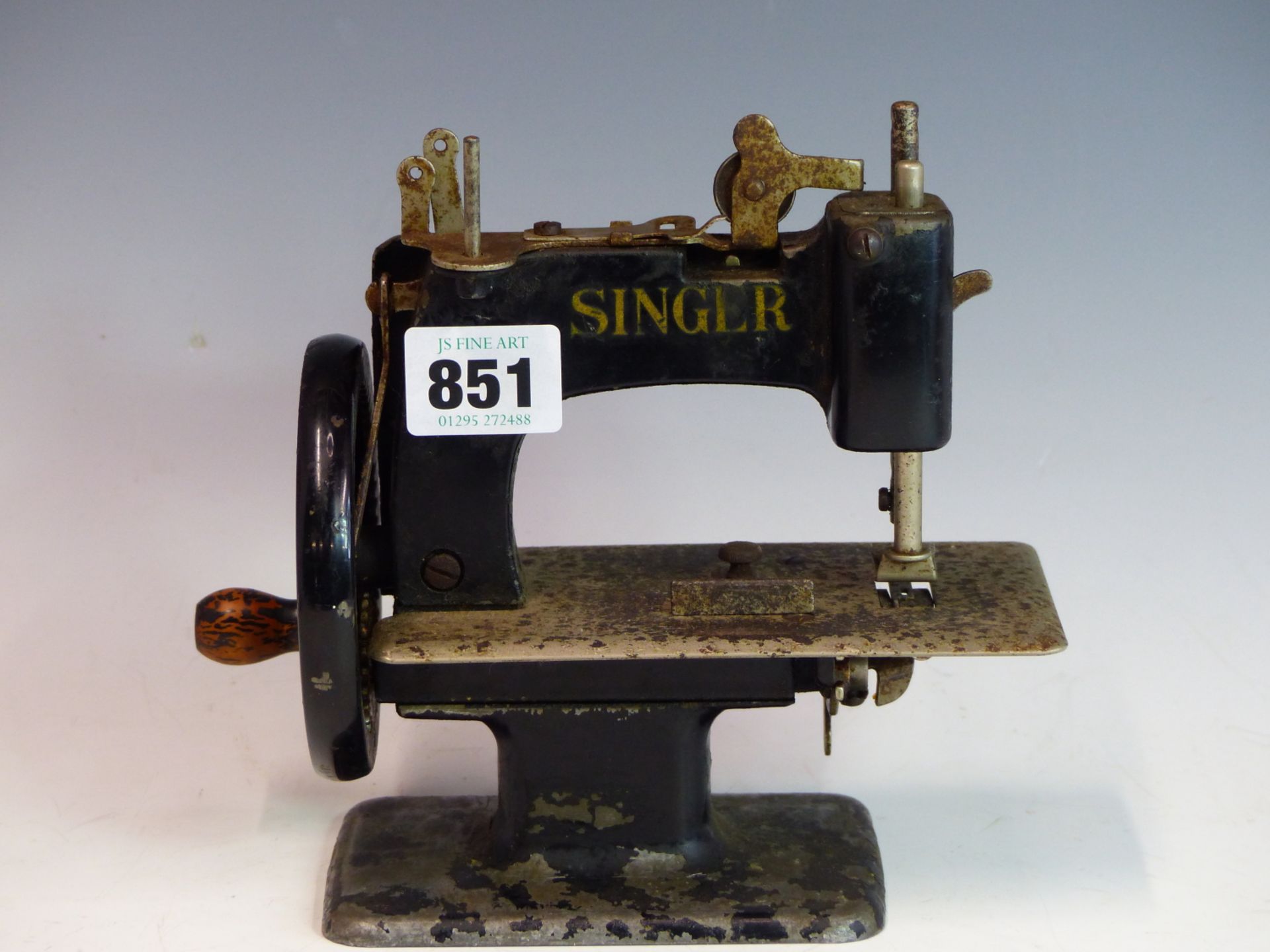 A VINTAGE SINGER MINIATURE SEWING MACHINE WITH ALLOY BODY. - Image 3 of 4