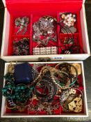 A VINTAGE JEWELLERY BOX AND CONTENTS TO INCLUDE A SHERMAN SIGNED BROOCH AND EARRING SET, LADYGOLD
