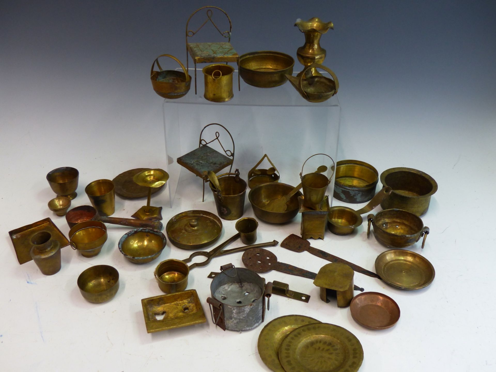 A GROUP OF BRASS VINTAGE INDIAN CHILDS OR DOLLS TOY COOKING UTENSILS AND POTS.