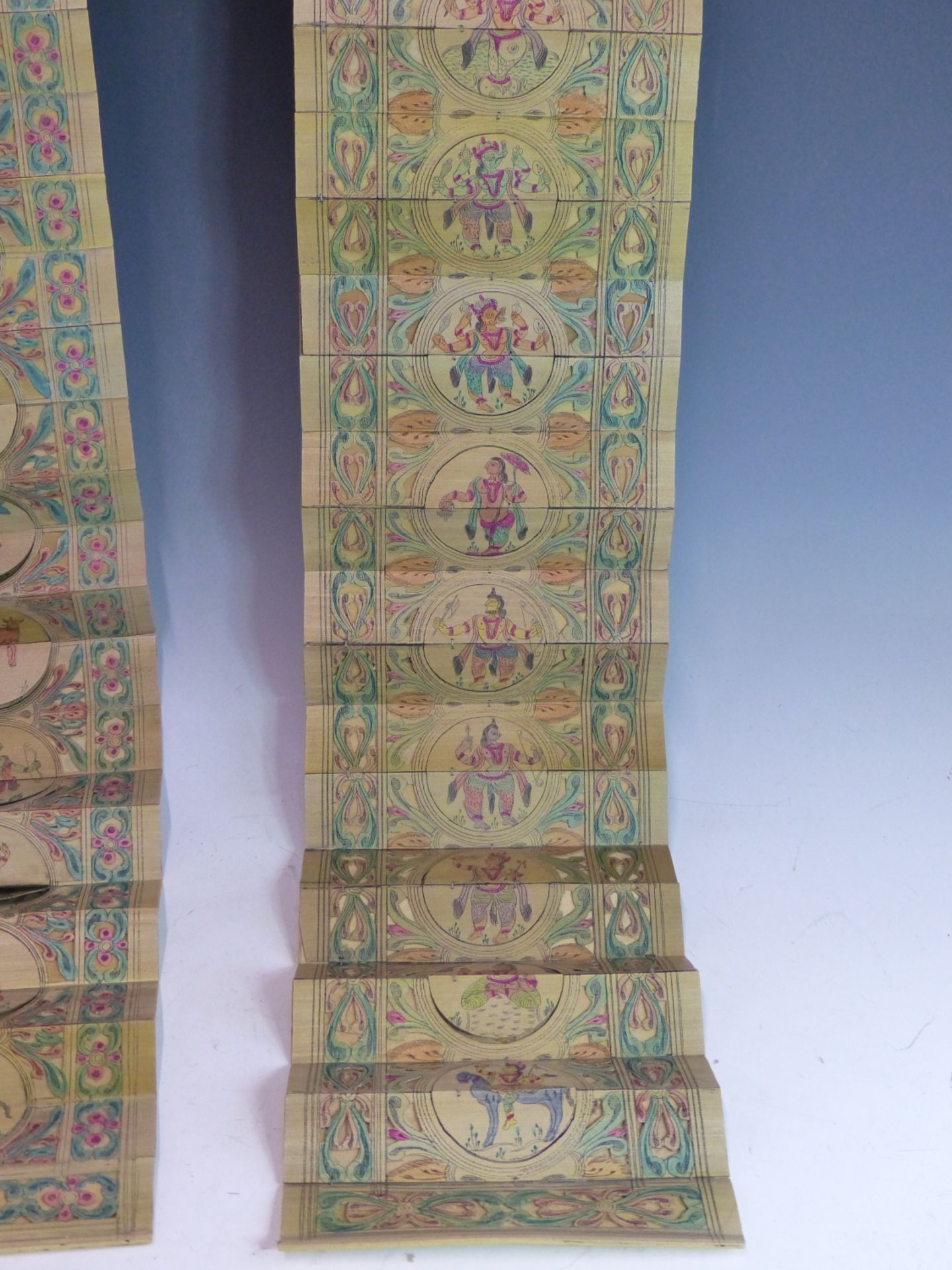 TWO VINTAGE INDIAN BAMBOO CONCERTINA FOLD SCROLL PANELS DECORATED WITH TRADITIONAL SCENES. - Image 5 of 5