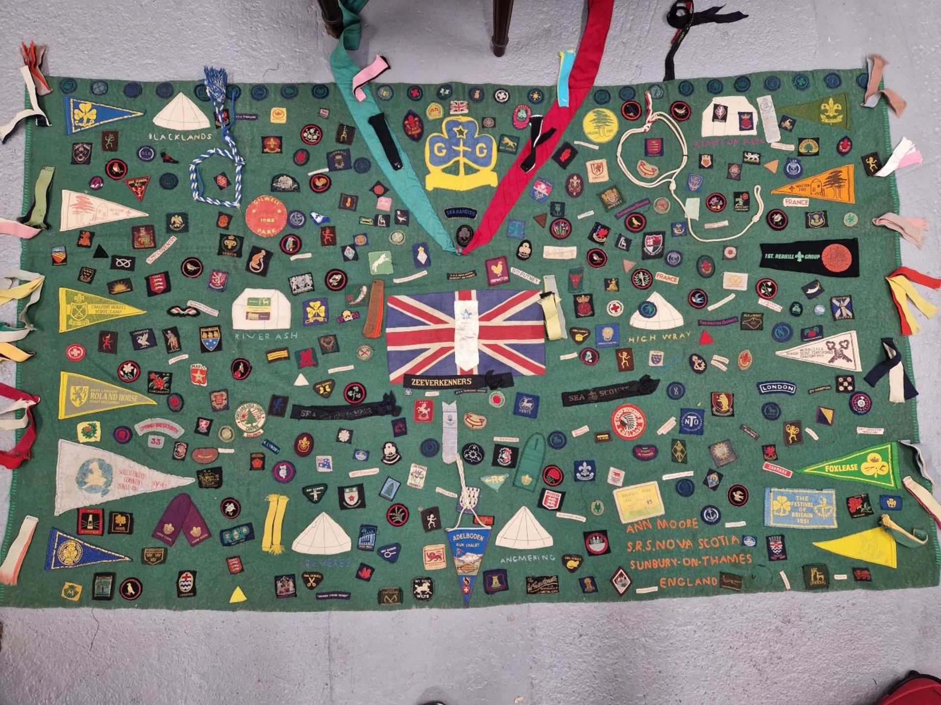 RARE- MID 20TH CENTURY SCOUT BLANKET.- 1950S TO EARLY 1960S SCOUT AND GUIDE UNIT BADGES WITH TEXTILE - Image 2 of 5