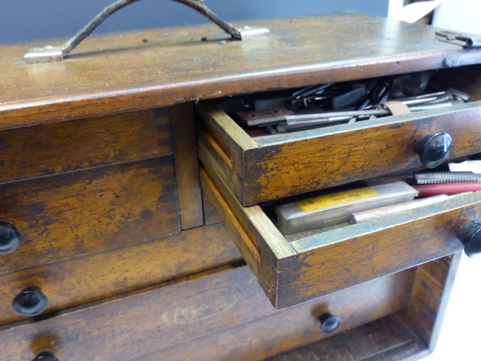 A VINTAGE WOODEN TOOL CHEST OF MULTIPLE DRAWERS, SOME CONTAINING MILLING AND OTHER TOOLS. - Image 5 of 6