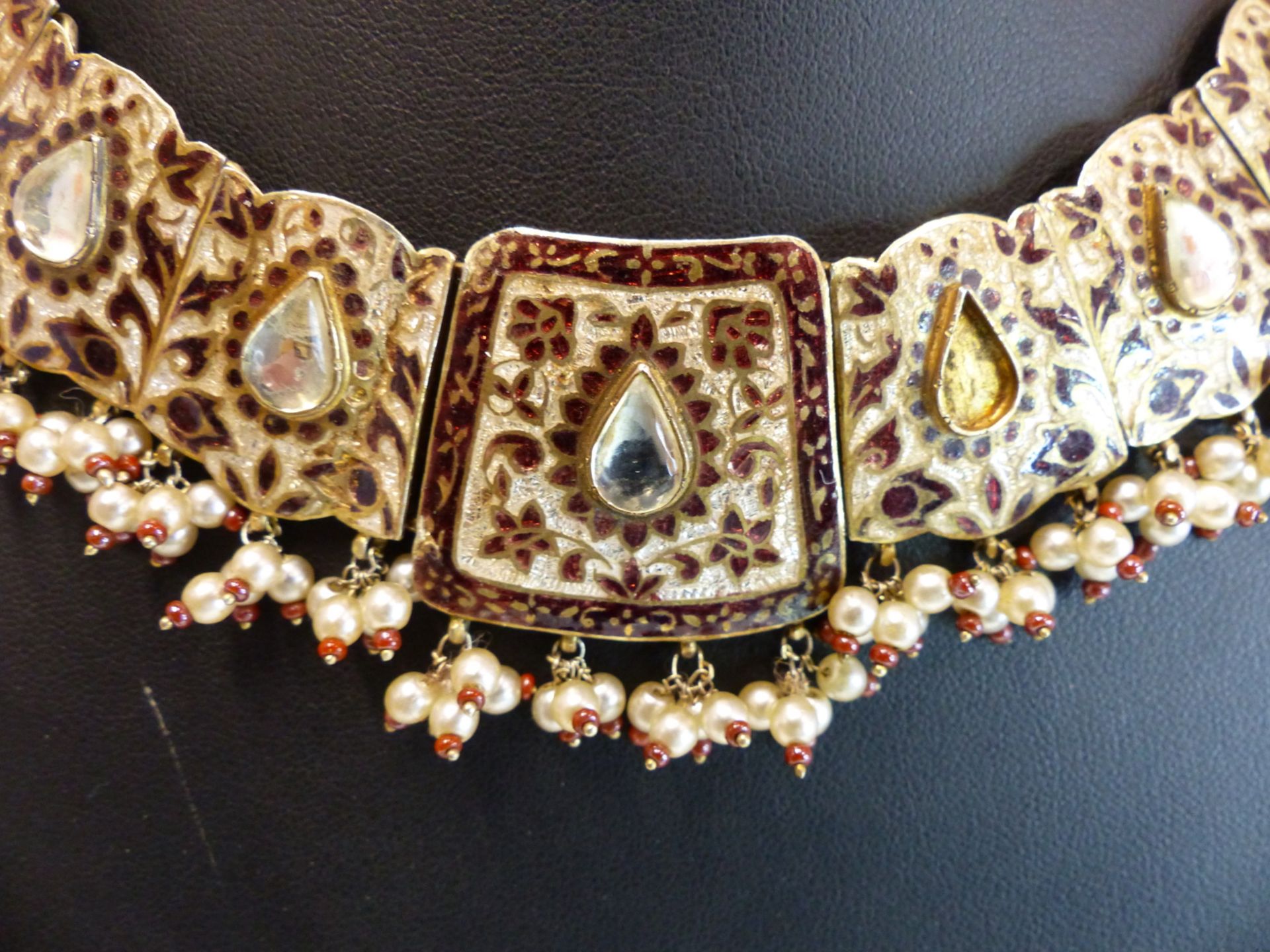 A GOOD QUALITY VINTAGE INDIAN CHOKER NECKLACE OF GRADUATED SILVER GILT AND ENAMEL PANELS EACH WITH - Image 2 of 8