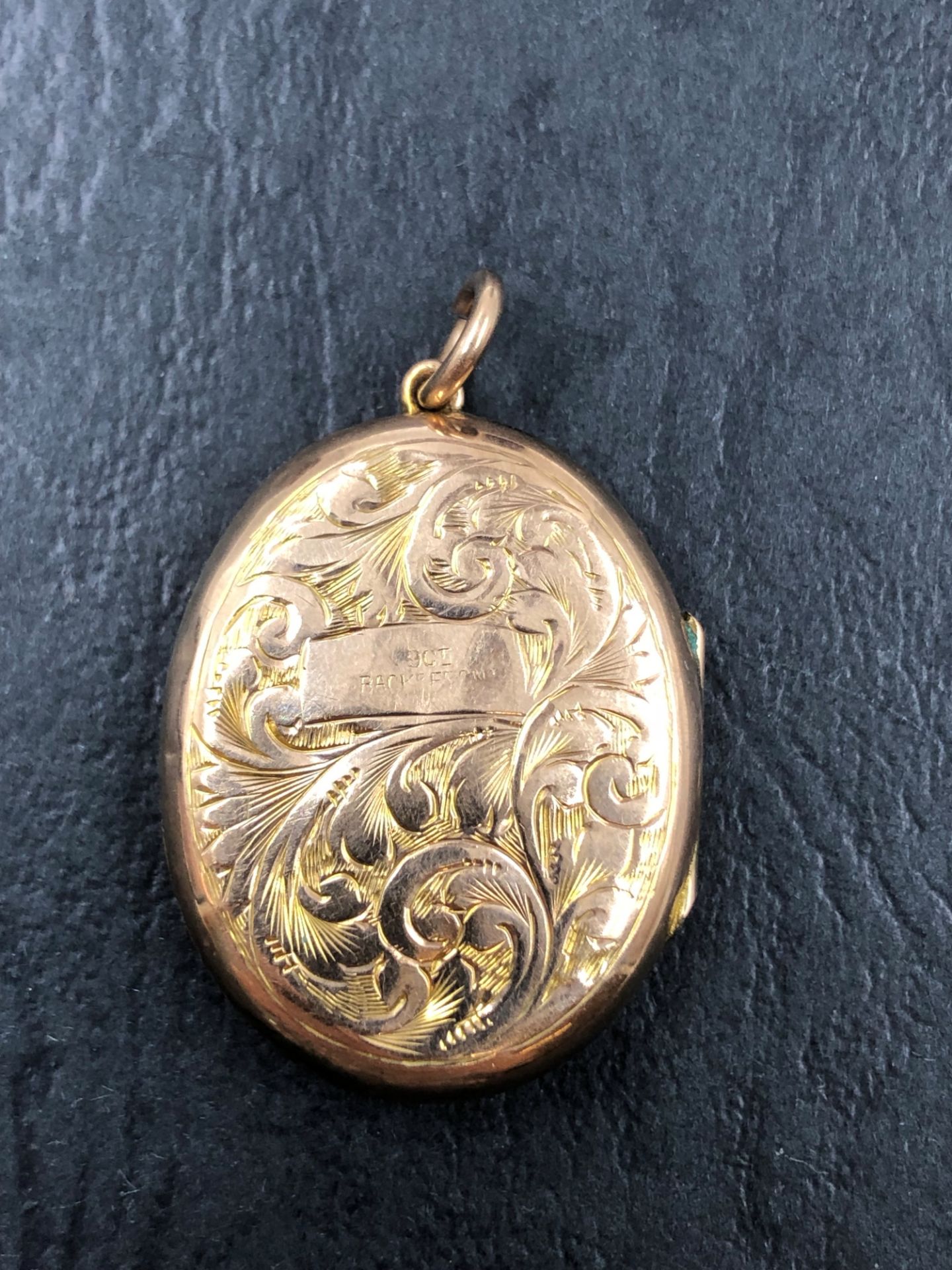 A VINTAGE OVAL PORTRAIT LOCKET, THE REVERSE STAMPED 9ct BACK & FRONT TOGETHER WITH A 9ct GOLD - Bild 2 aus 2