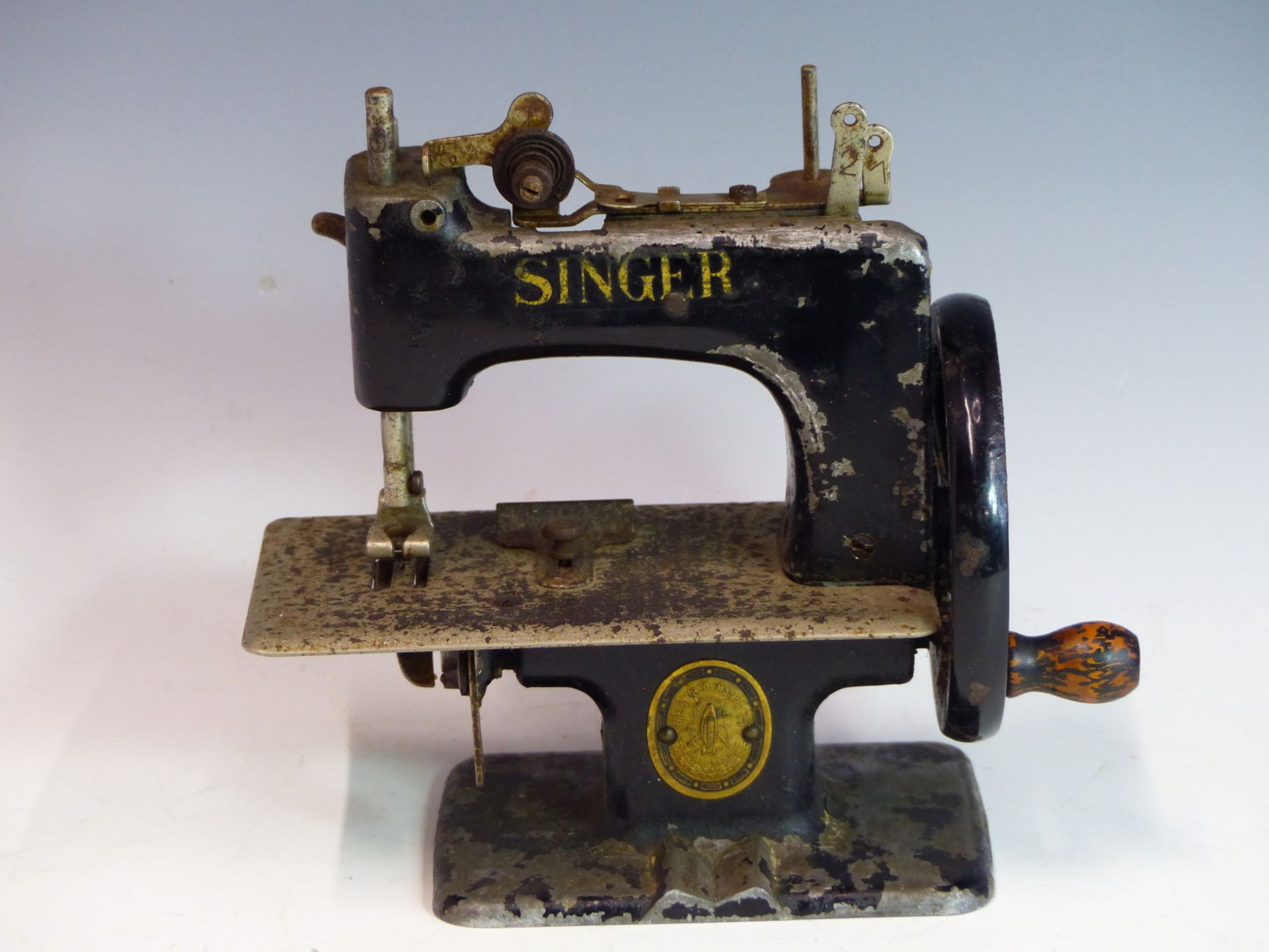 A VINTAGE SINGER MINIATURE SEWING MACHINE WITH ALLOY BODY. - Image 4 of 4