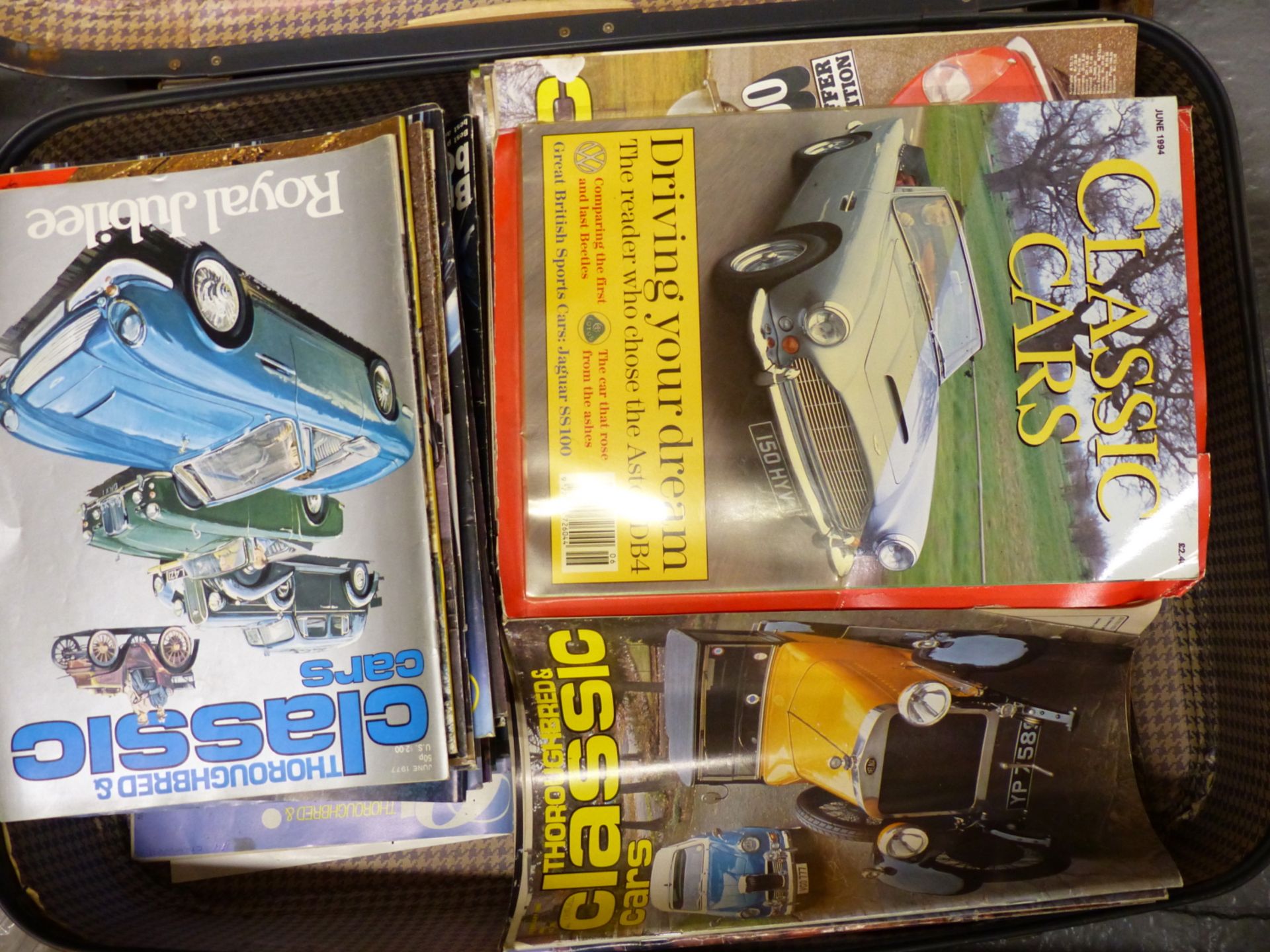 AN EXTENSIVE COLLECTION OF VINTAGE CLASSIC CAR MAGAZINES, AUTOMOBILE RELATED AUCTION CATALOGUES - Bild 6 aus 6