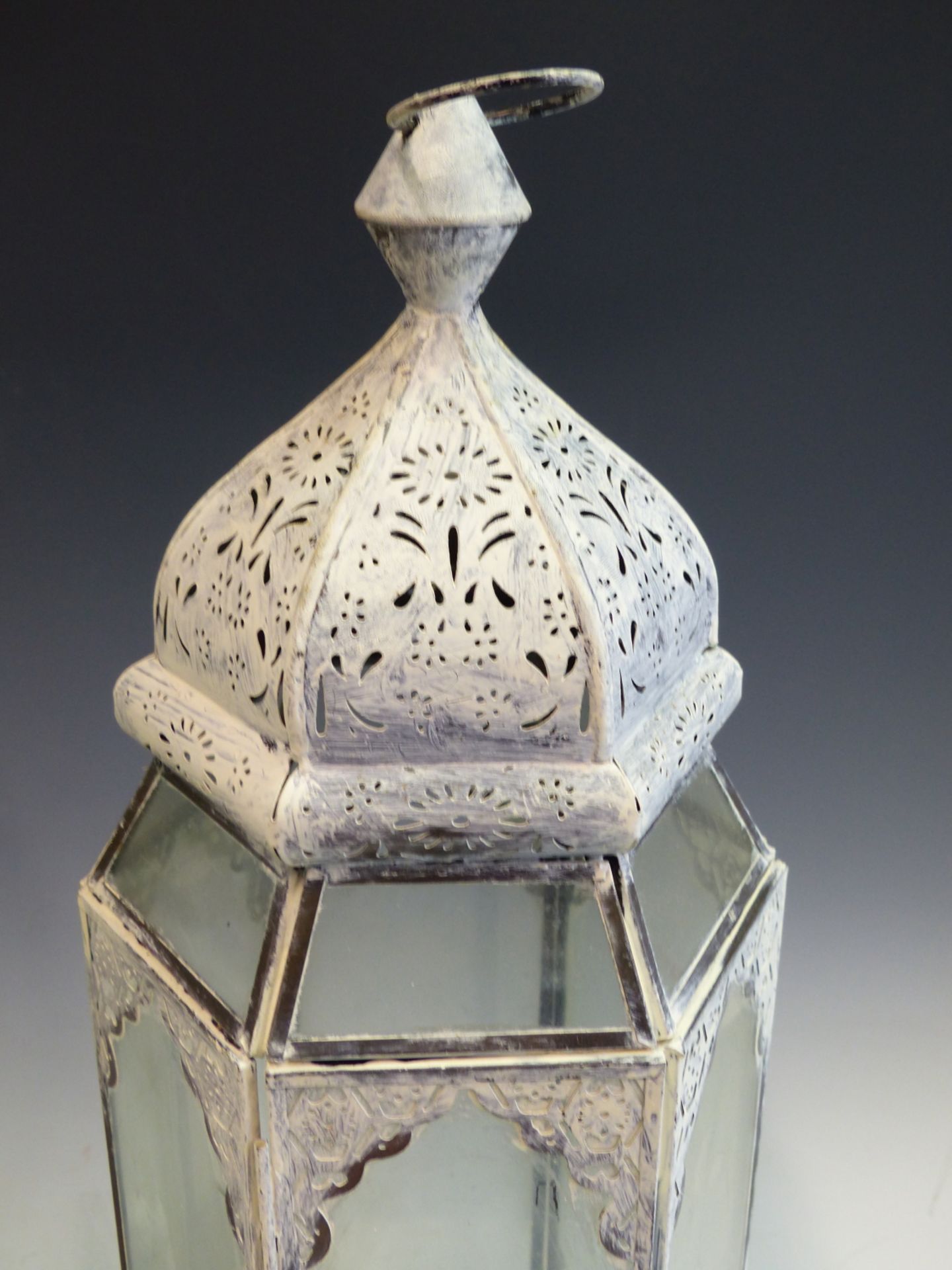 A PAIR OF PAINTED HEXAGONAL PIERCED METAL AND GLASS HANGING CANDLE LANTERNS. - Image 4 of 4
