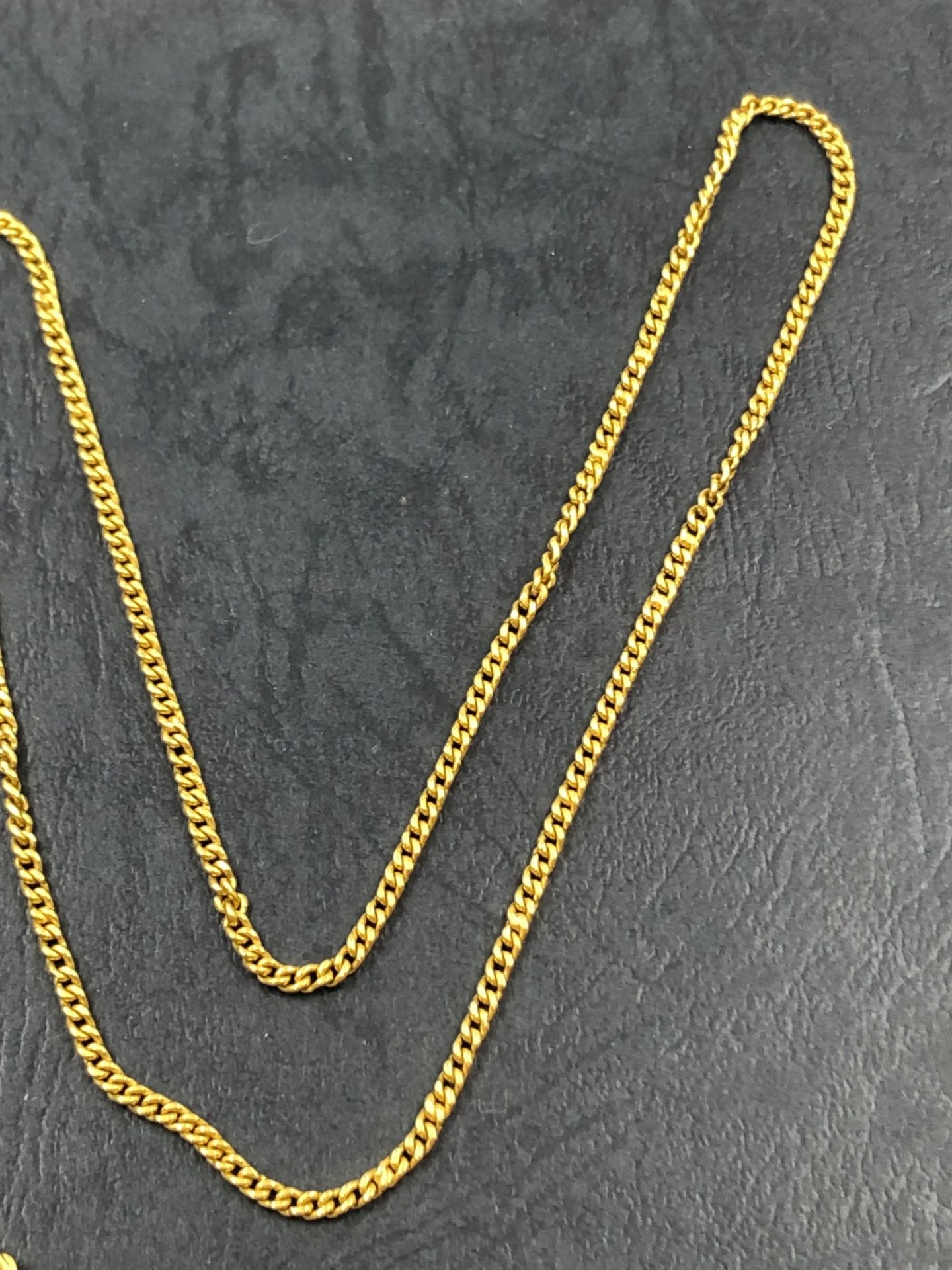 A CONTINUOUS 64cm NECK CHAIN STRUNG WITH CARVED BEAD PENDANT AND A SMALL HEART LOCKET, NO ASSAY - Image 2 of 3