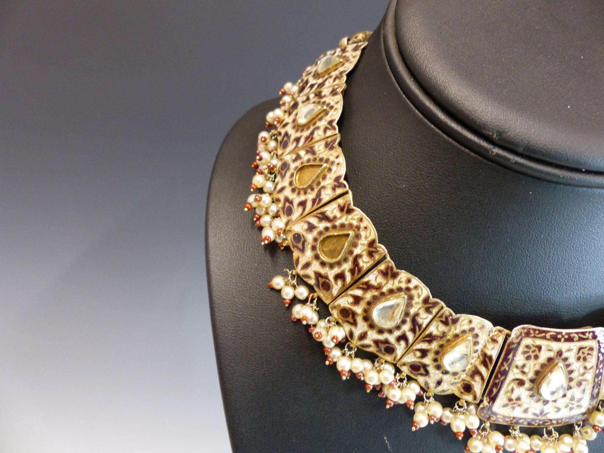 A GOOD QUALITY VINTAGE INDIAN CHOKER NECKLACE OF GRADUATED SILVER GILT AND ENAMEL PANELS EACH WITH - Image 5 of 8