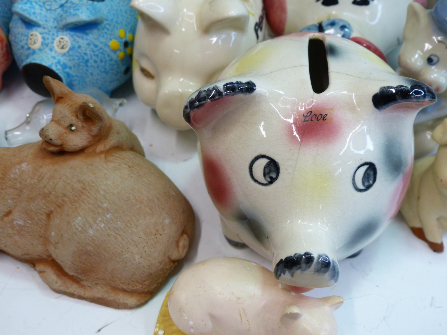 A COLLECTION OF PIG ORNAMENTS AND VARIOUS DECORATIVE CHINAWARES. - Image 6 of 13