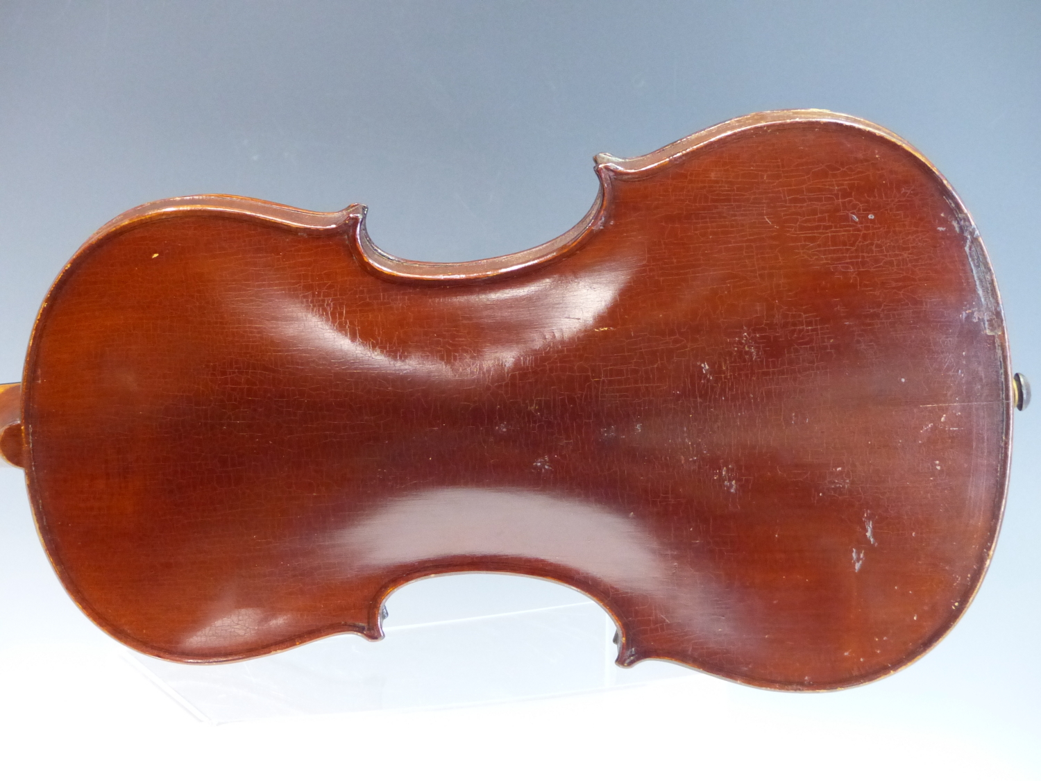 A 20TH CENTURY VIOLIN WITH LABEL " ANTONIUS STRADIUARIUS CREMONENSIS". CASED WITH A SILVER PLATE - Image 8 of 19