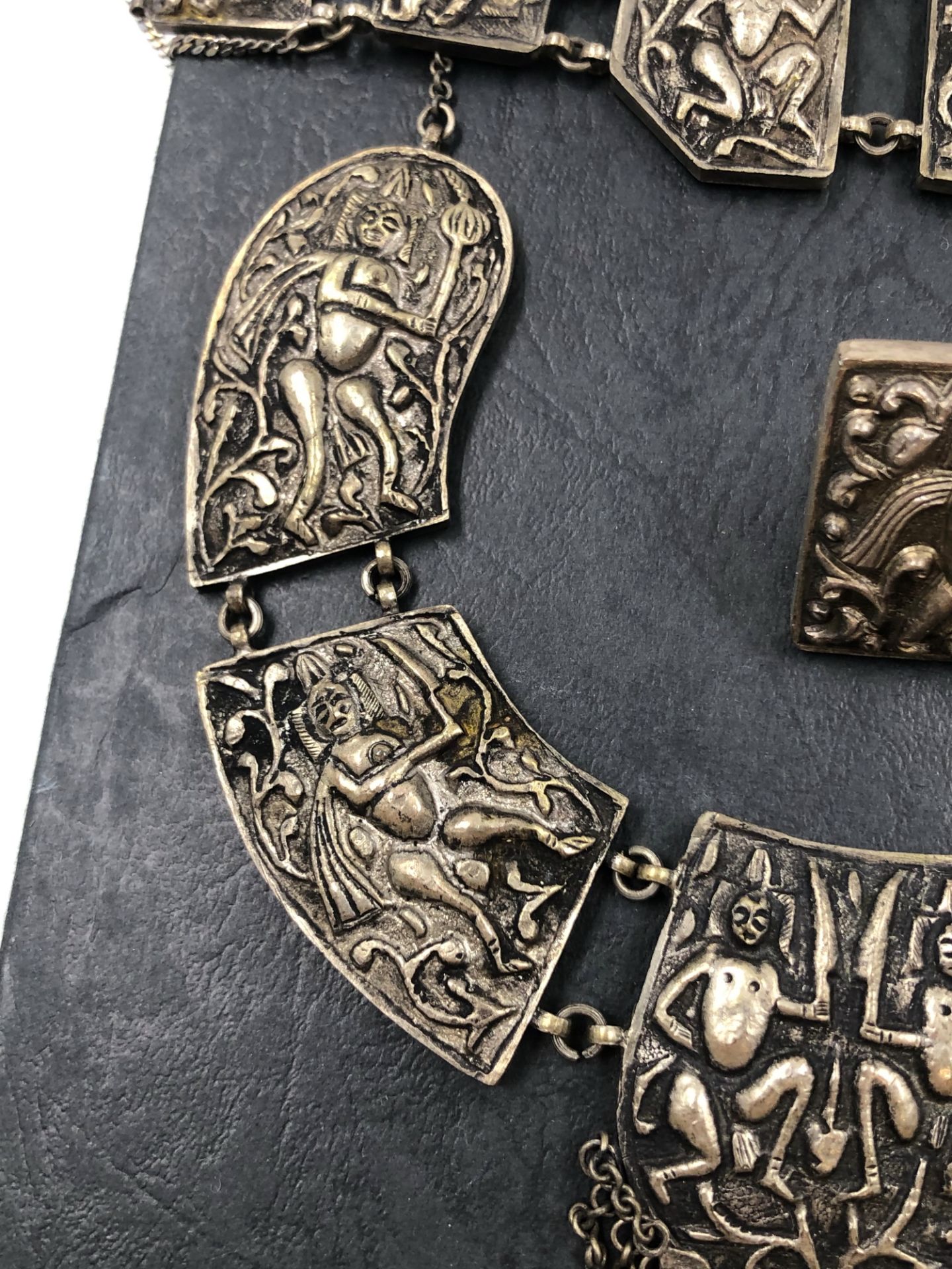 A MULTI PANEL NECKLACE, BRACELET AND RING SUITE. THE PANELS DEPICTING FIGURES IN VARIOUS SCENES. - Image 4 of 7