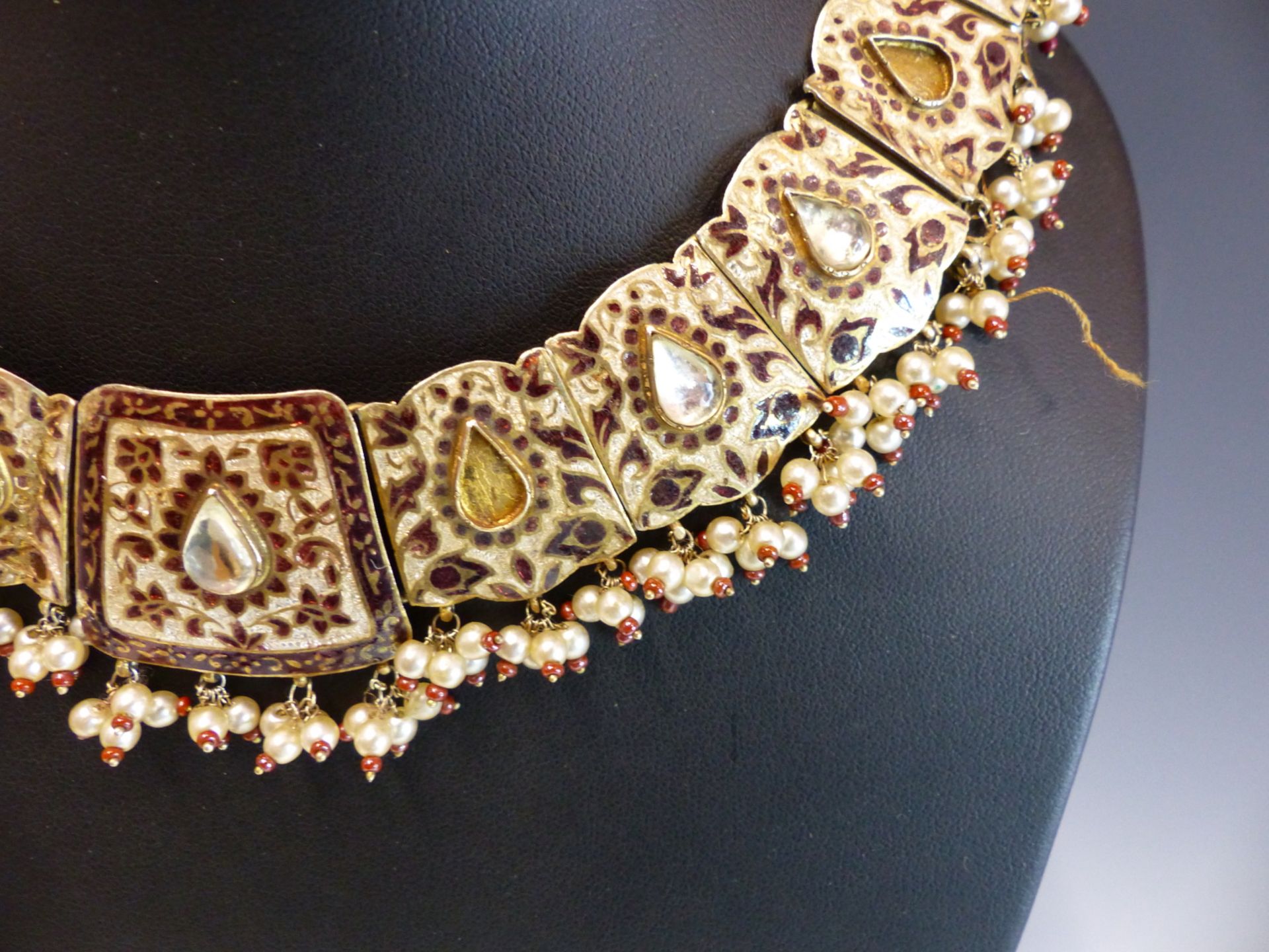 A GOOD QUALITY VINTAGE INDIAN CHOKER NECKLACE OF GRADUATED SILVER GILT AND ENAMEL PANELS EACH WITH - Image 3 of 8