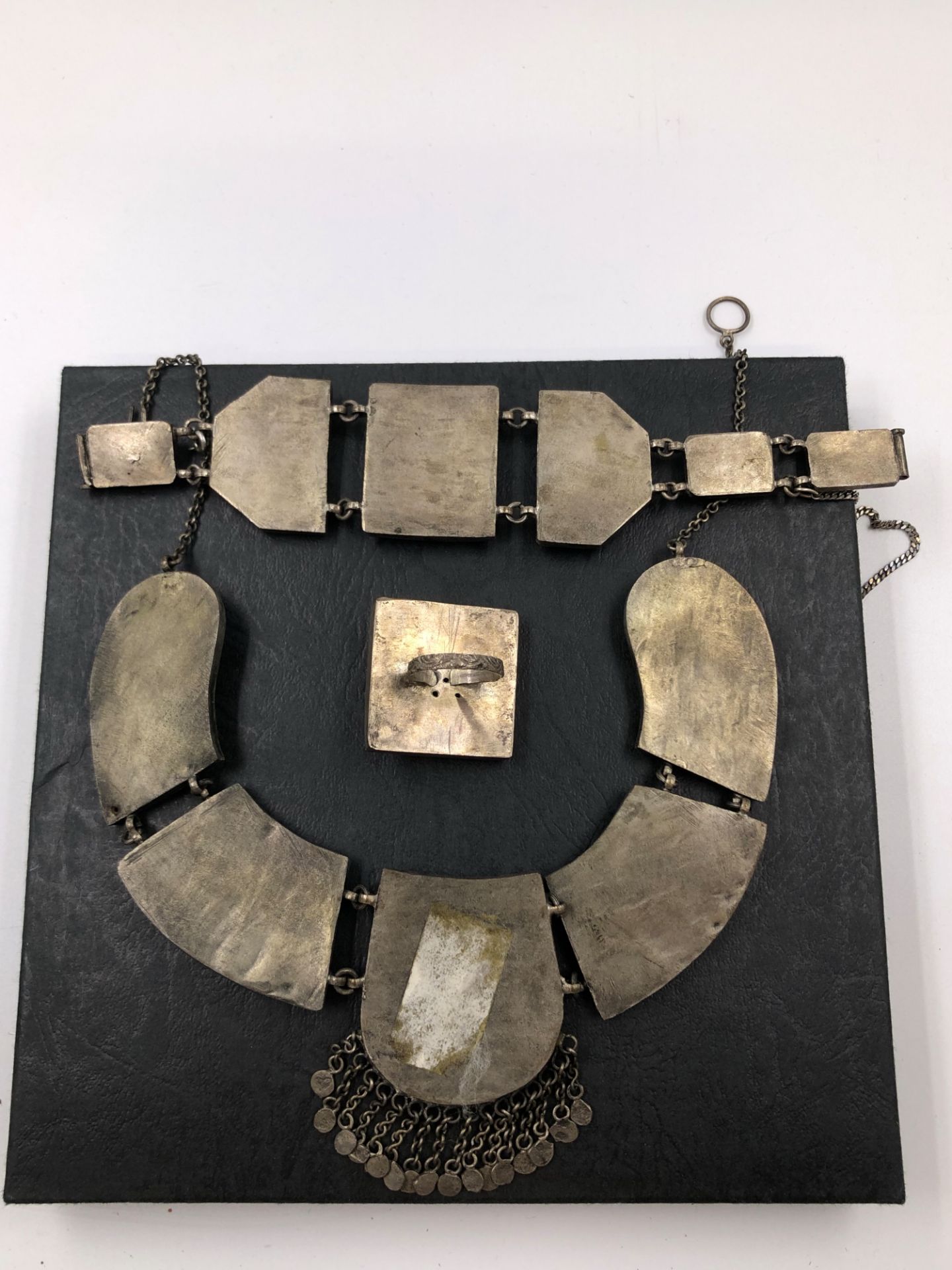 A MULTI PANEL NECKLACE, BRACELET AND RING SUITE. THE PANELS DEPICTING FIGURES IN VARIOUS SCENES. - Bild 6 aus 7