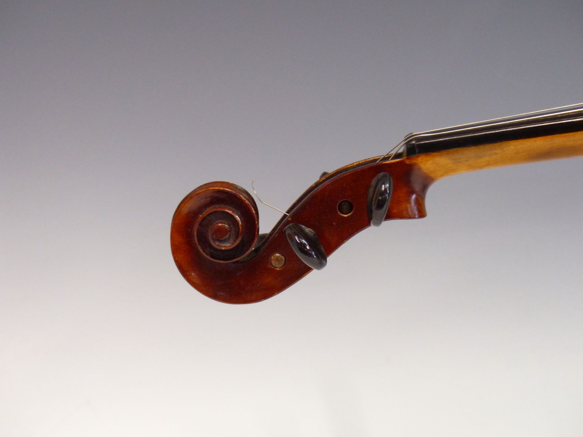 A 20TH CENTURY VIOLIN WITH LABEL " ANTONIUS STRADIUARIUS CREMONENSIS". CASED WITH A SILVER PLATE - Image 6 of 19