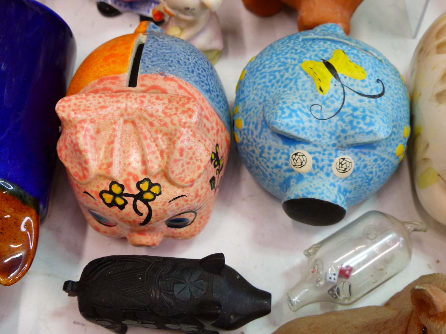 A COLLECTION OF PIG ORNAMENTS AND VARIOUS DECORATIVE CHINAWARES. - Image 10 of 13