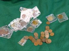 A COLLECTION OF FARTHINGS, BRASS THREEPENNY BITS AND VICTORIAN PENNIES