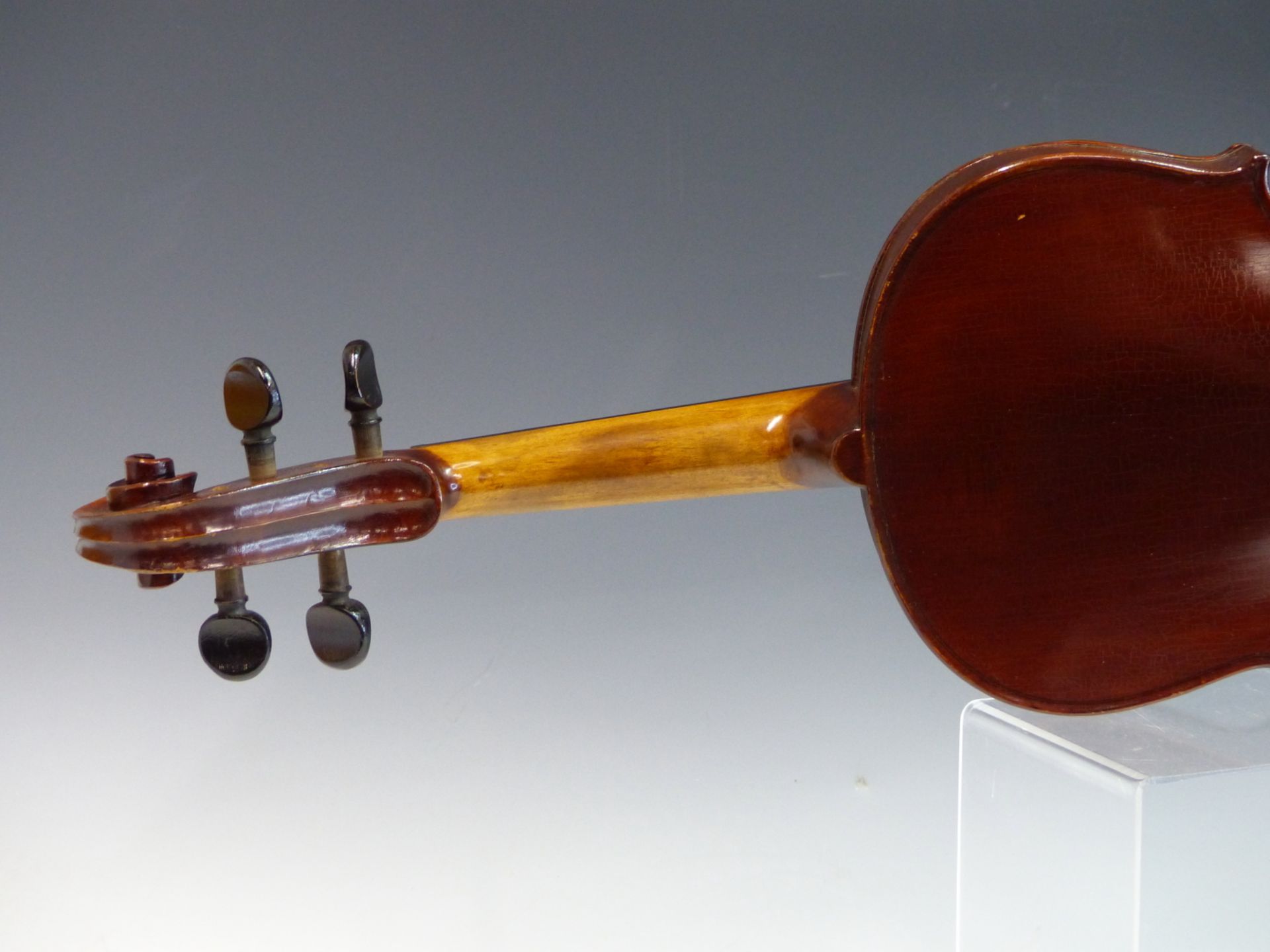 A 20TH CENTURY VIOLIN WITH LABEL " ANTONIUS STRADIUARIUS CREMONENSIS". CASED WITH A SILVER PLATE - Image 9 of 19