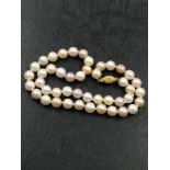 A CULTURED PEARL NECKLACE OF FOUR VARIOUS HUES. THE NECKLACE LENGTH APPROXIMATELY 39.5cms,