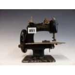 A VINTAGE SINGER MINIATURE SEWING MACHINE WITH ALLOY BODY.