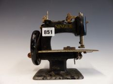 A VINTAGE SINGER MINIATURE SEWING MACHINE WITH ALLOY BODY.