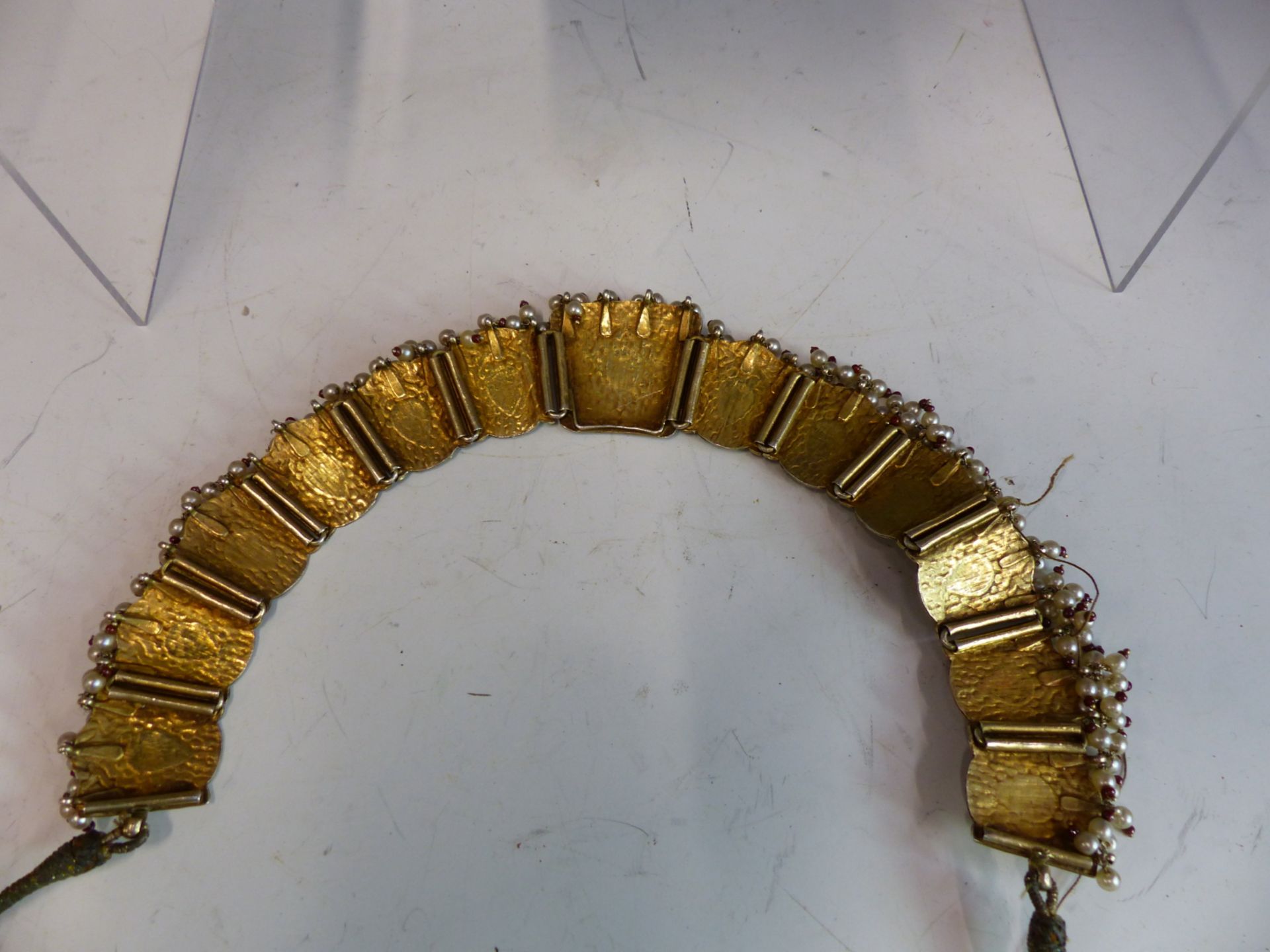 A GOOD QUALITY VINTAGE INDIAN CHOKER NECKLACE OF GRADUATED SILVER GILT AND ENAMEL PANELS EACH WITH - Image 6 of 8