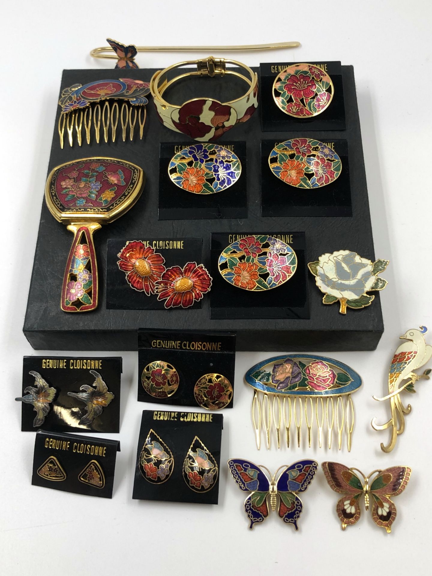 A COLLECTION OF NEW OLD STOCK VARIOUS CLOISONNE JEWELLERY TO INCLUDE BROOCHES, EARRINGS, HAIR COMBS,