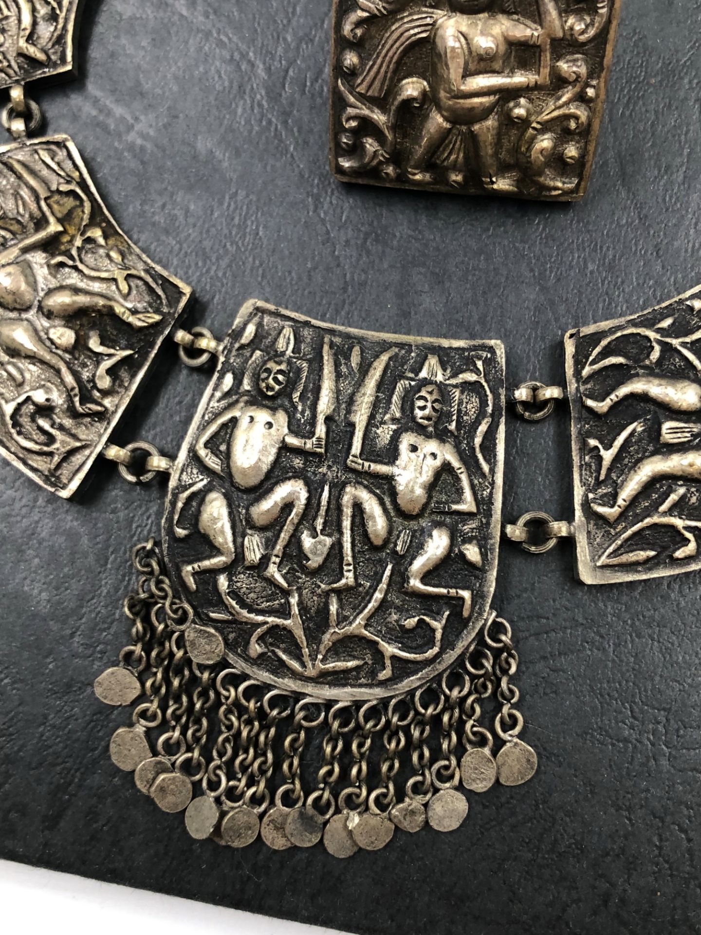 A MULTI PANEL NECKLACE, BRACELET AND RING SUITE. THE PANELS DEPICTING FIGURES IN VARIOUS SCENES. - Image 2 of 7