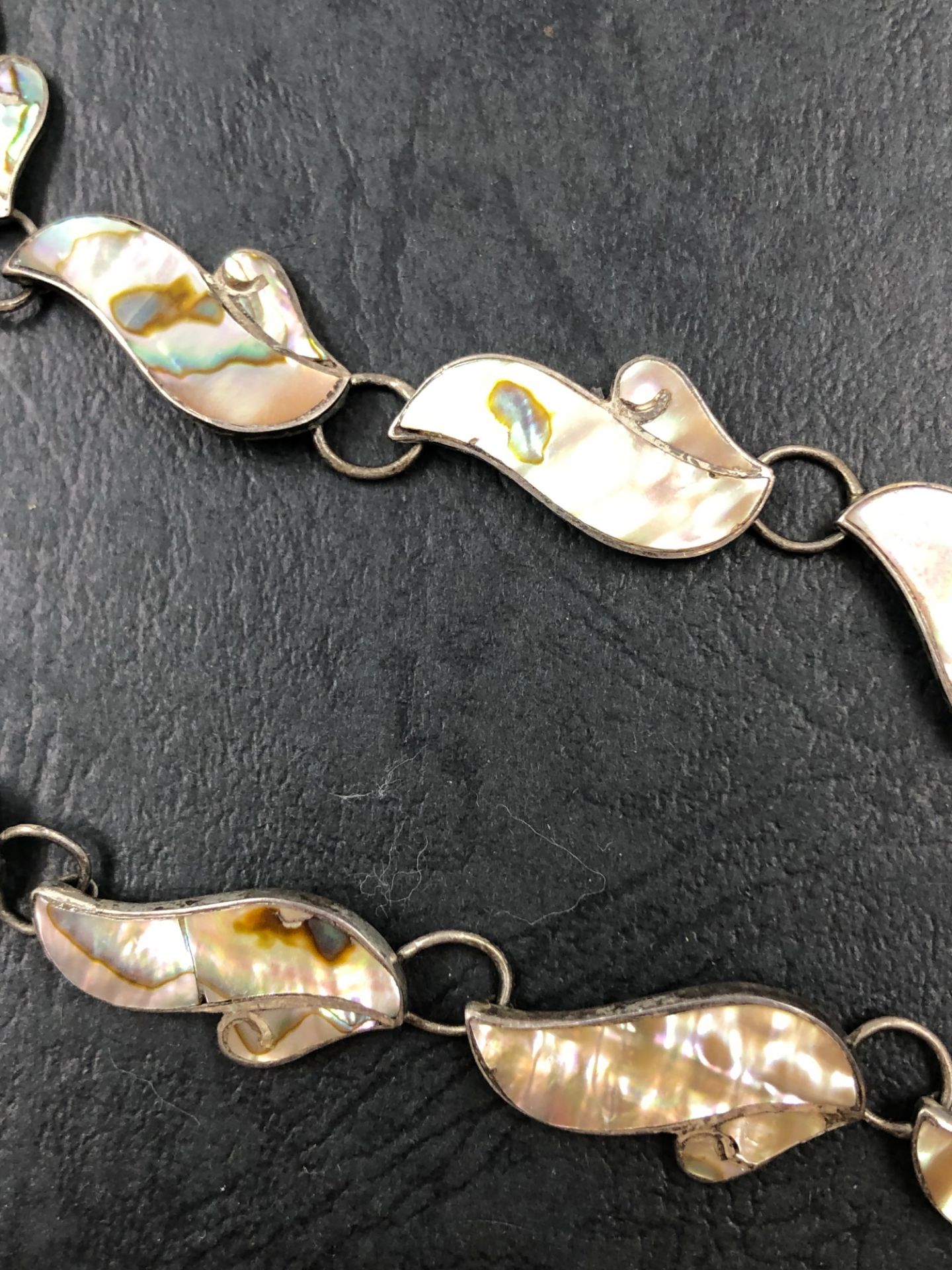 A TAXCO MEXICAN SILVER PAUA SHELL NECKLACE. LENGTH 37cms. - Bild 8 aus 10