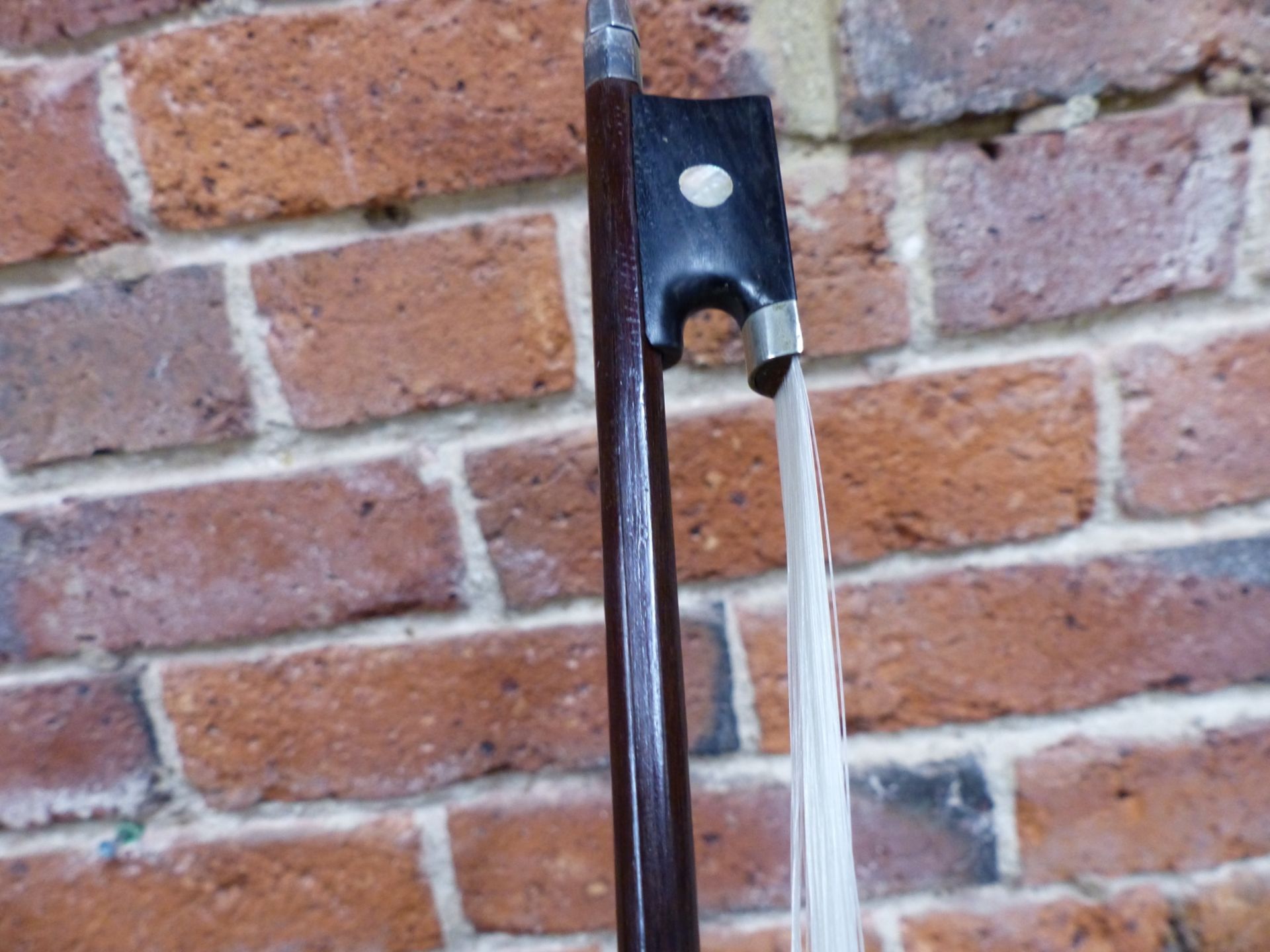 A 20TH CENTURY VIOLIN WITH LABEL " ANTONIUS STRADIUARIUS CREMONENSIS". CASED WITH A SILVER PLATE - Image 19 of 19