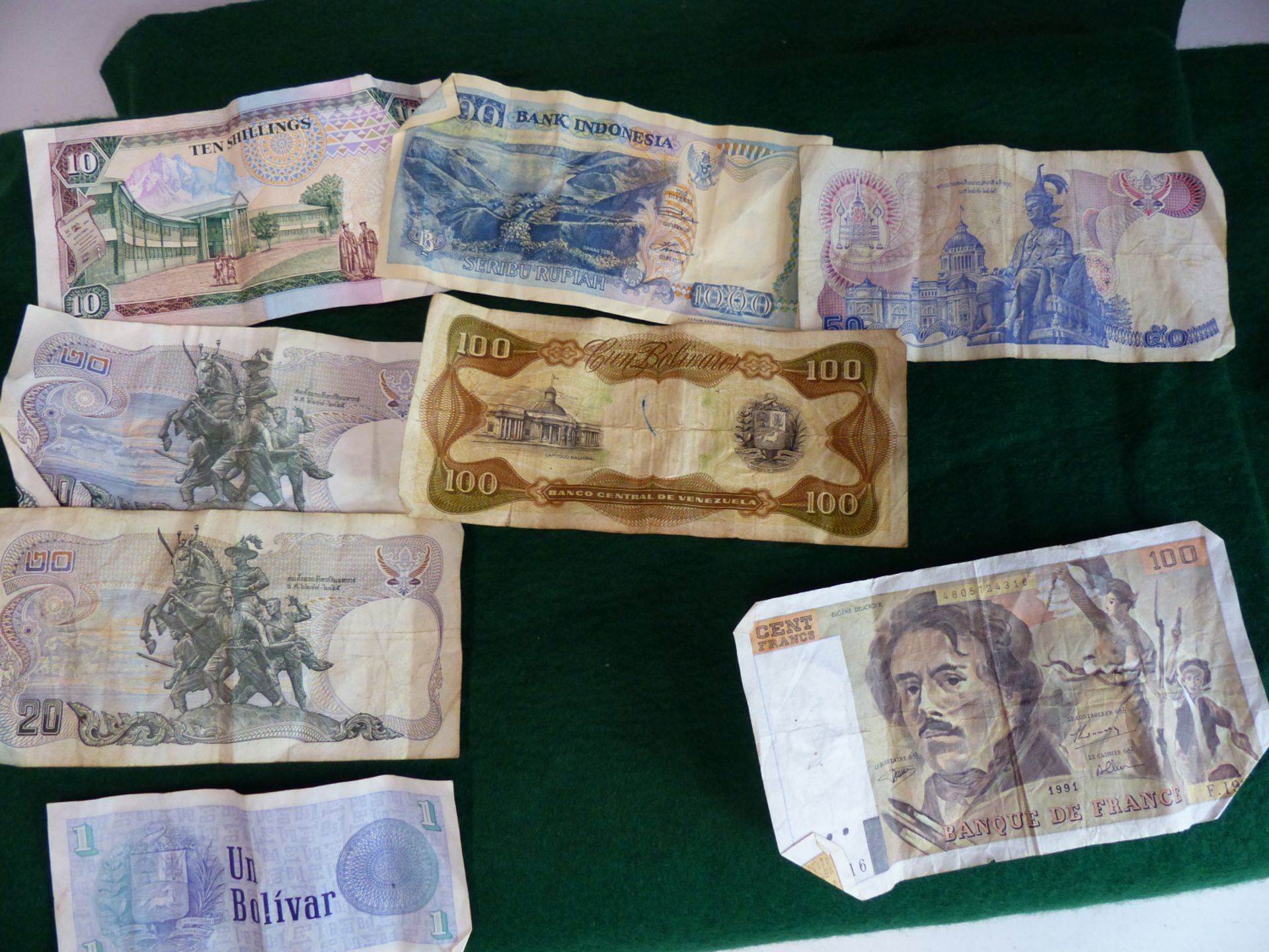 WORLDWIDE PAPER MONEY: A SMALL COLLECTION OF NOTES TOGETHER WITH COIN MONTHLYS 1969 YEAR BOOK - Bild 4 aus 6