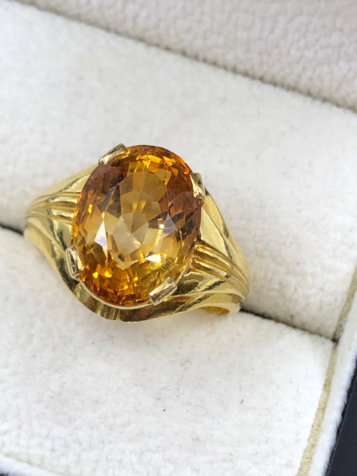 A FINE CITRINE SINGLE STONE RING. THE OVAL CUT STONE IN A RAISED FOUR CLAW SETTING. NO ASSAY