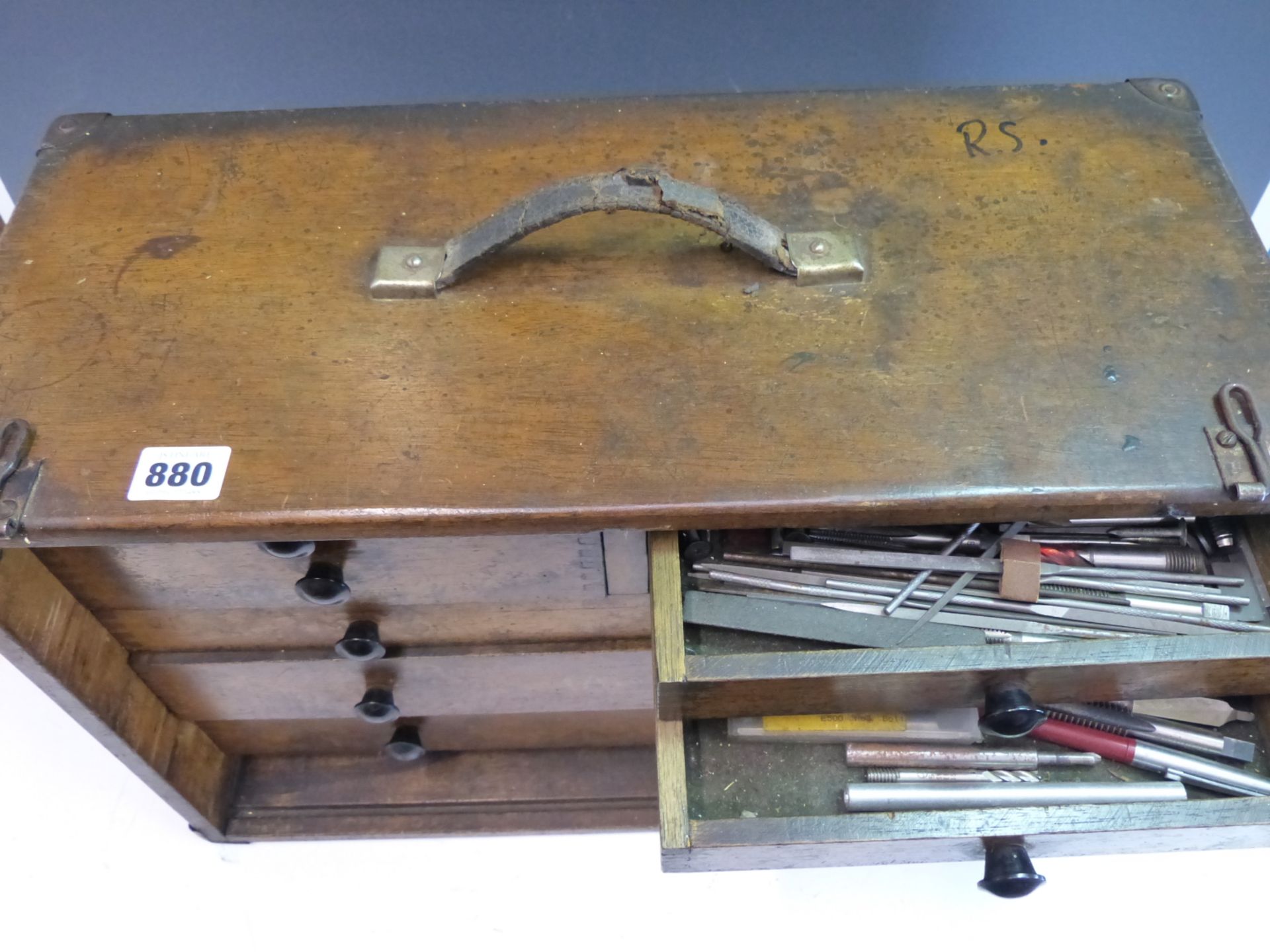 A VINTAGE WOODEN TOOL CHEST OF MULTIPLE DRAWERS, SOME CONTAINING MILLING AND OTHER TOOLS. - Image 6 of 6