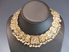 A GOOD QUALITY VINTAGE INDIAN CHOKER NECKLACE OF GRADUATED SILVER GILT AND ENAMEL PANELS EACH WITH