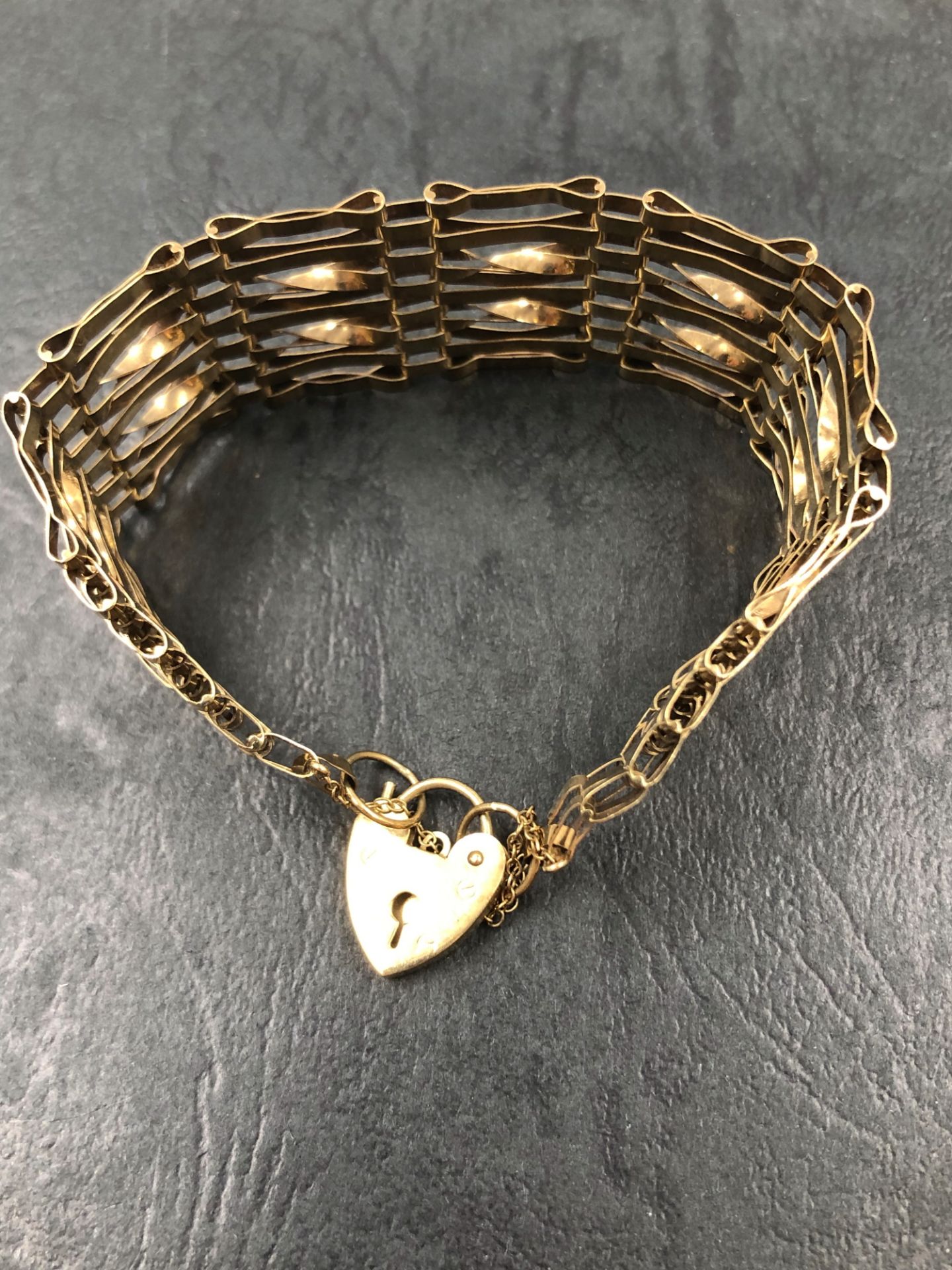 A VINTAGE 9ct HALLMARKED GOLD SEVEN BAR GATE BRACELET, COMPLETE WITH SAFETY CHAIN AND PADLOCK. DATED