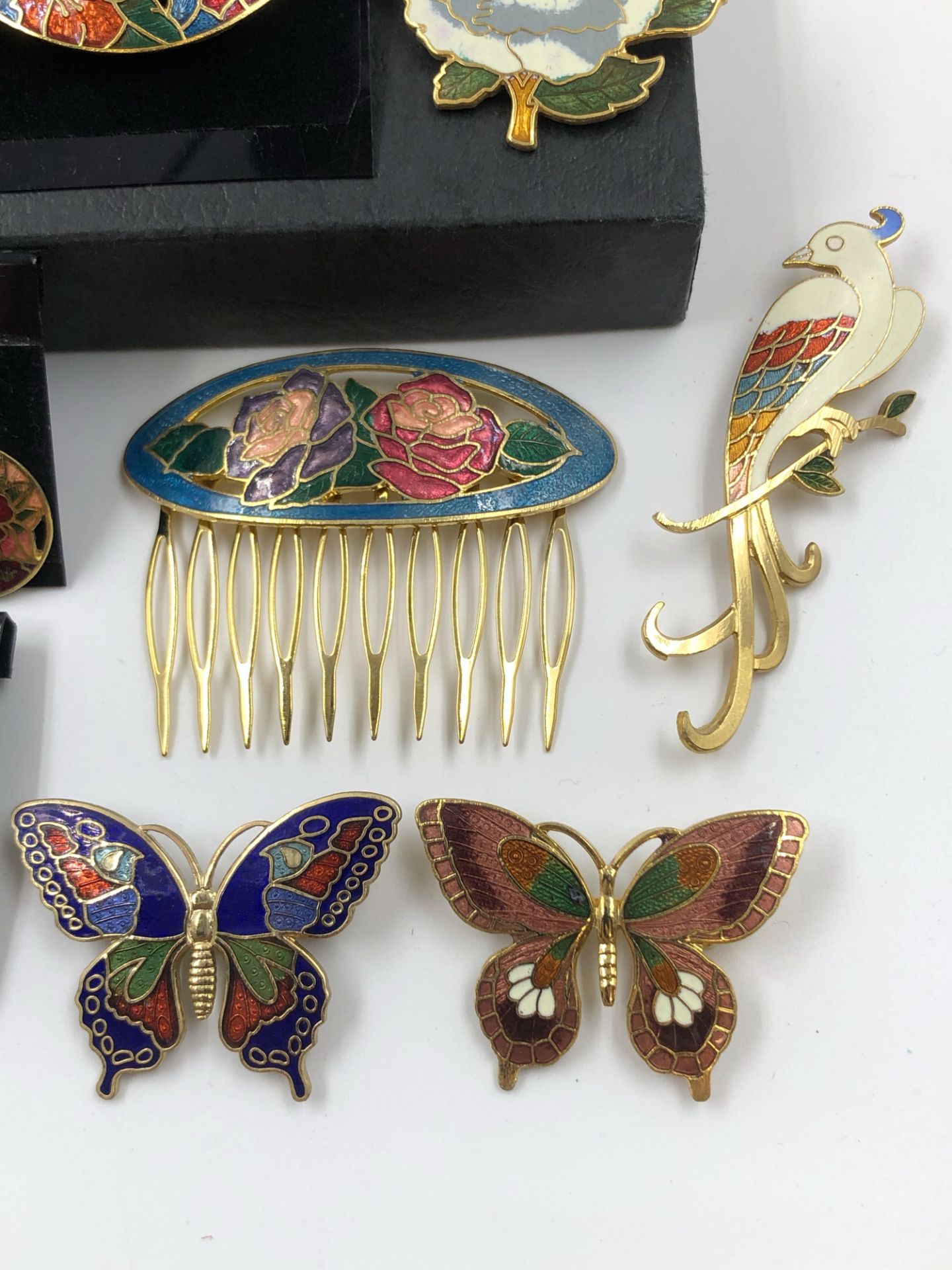 A COLLECTION OF NEW OLD STOCK VARIOUS CLOISONNE JEWELLERY TO INCLUDE BROOCHES, EARRINGS, HAIR COMBS, - Image 4 of 5