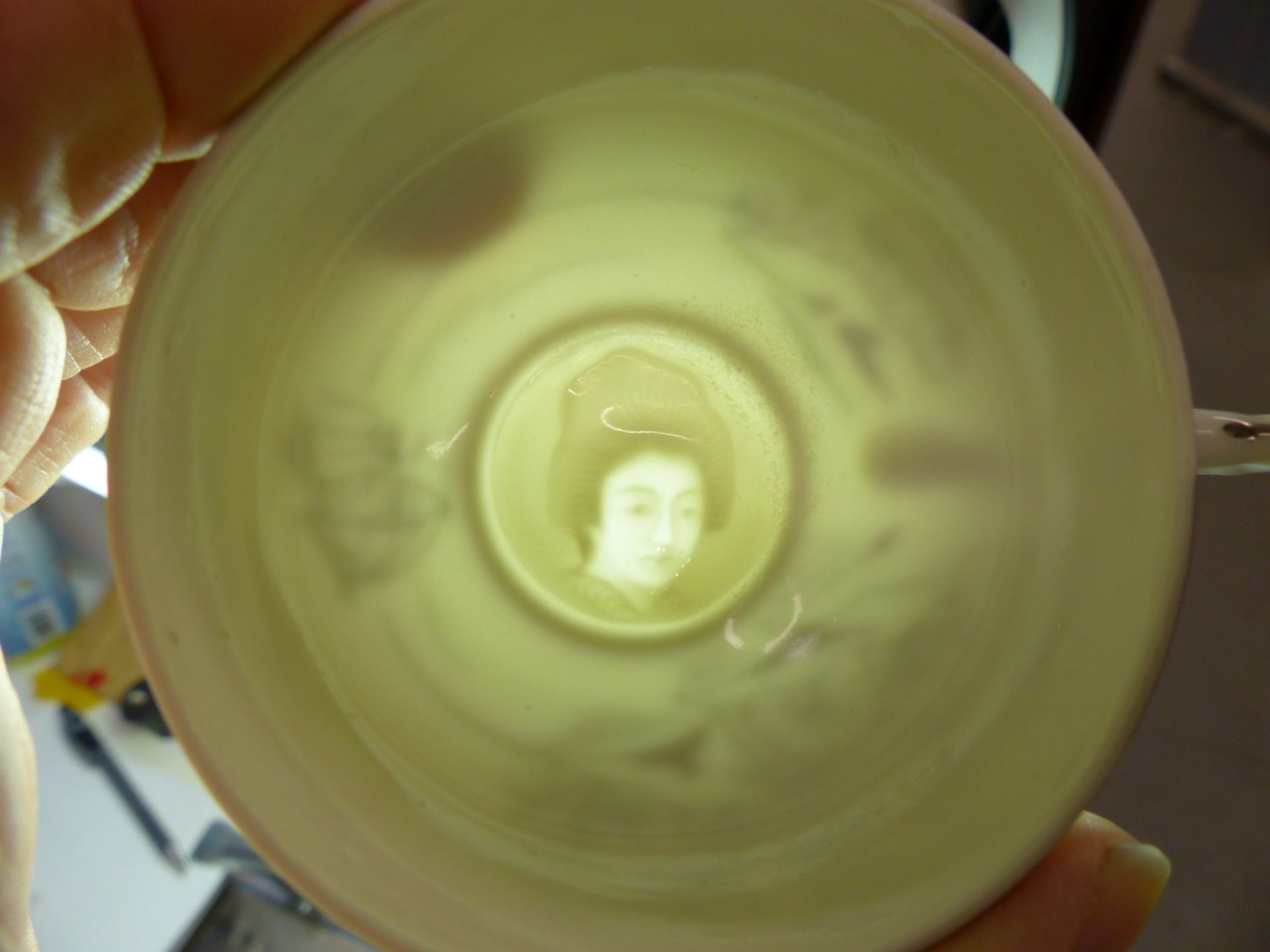 A SET OF SIX JAPANESE TEA CUPS, EACH WITH LITHOPHANE BASES DEPICTING GEISHA. - Bild 3 aus 5