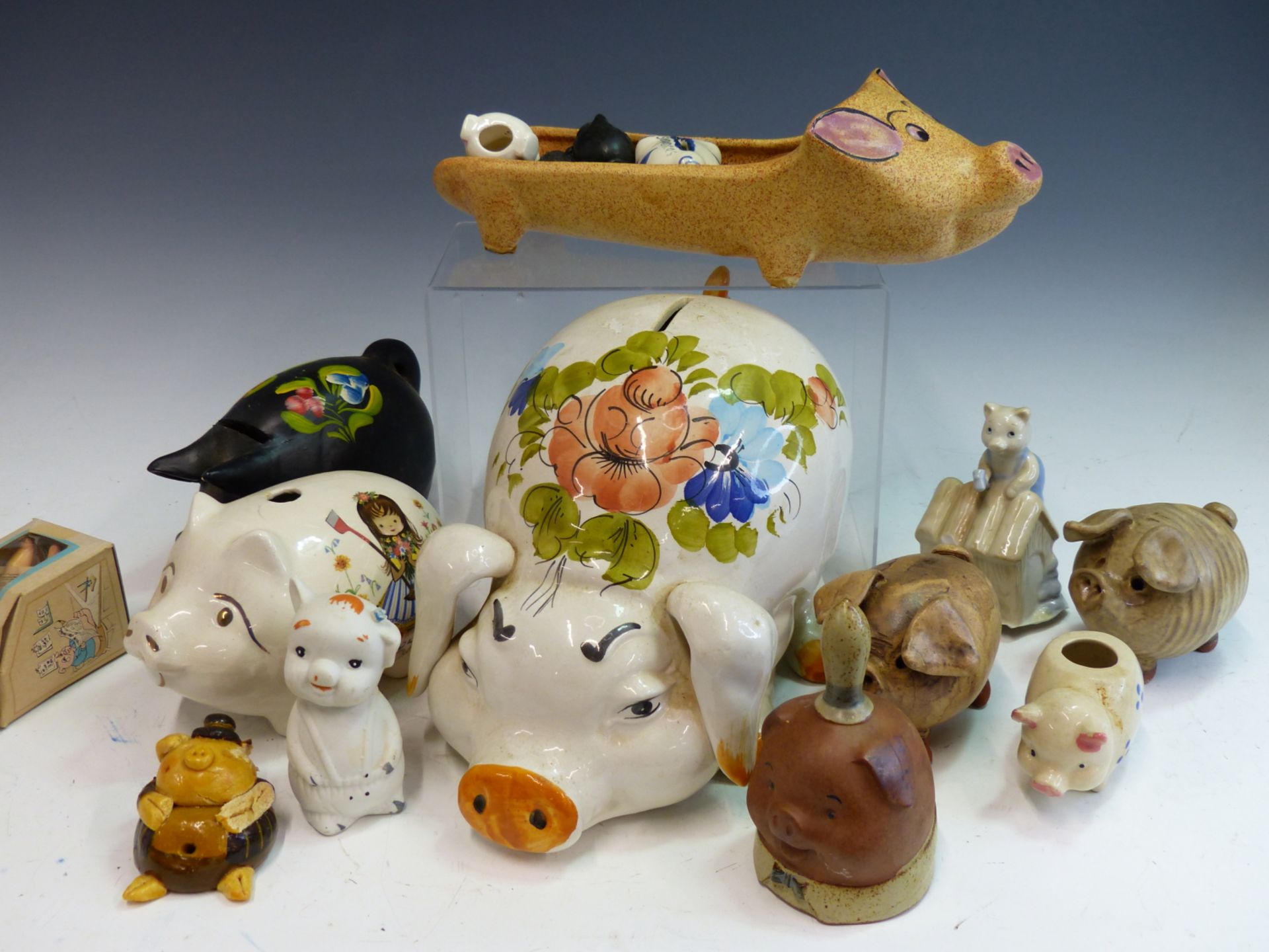 AN EXTENSIVE COLLECTION OF VINTAGE PIG ORNAMENTS INCLUDING MONEY BANKS. - Image 2 of 2