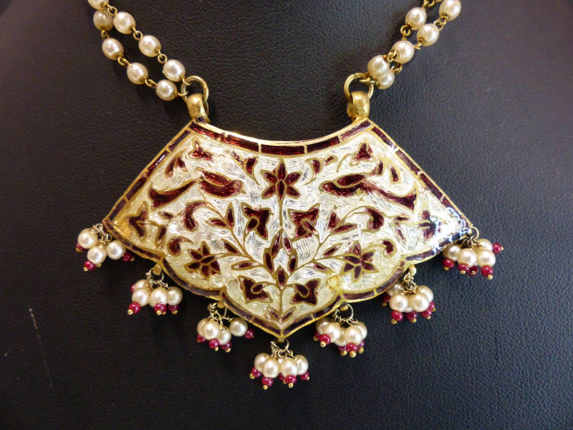 A GOOD QUALITY VINTAGE INDIAN CHOKER NECKLACE OF GRADUATED SILVER GILT AND ENAMEL PANELS EACH WITH - Image 8 of 8