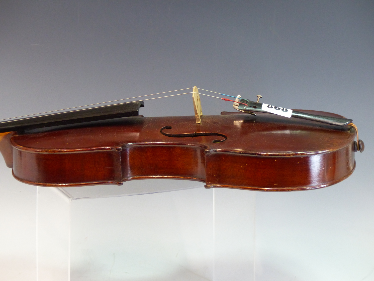 A 20TH CENTURY VIOLIN WITH LABEL " ANTONIUS STRADIUARIUS CREMONENSIS". CASED WITH A SILVER PLATE - Image 5 of 19