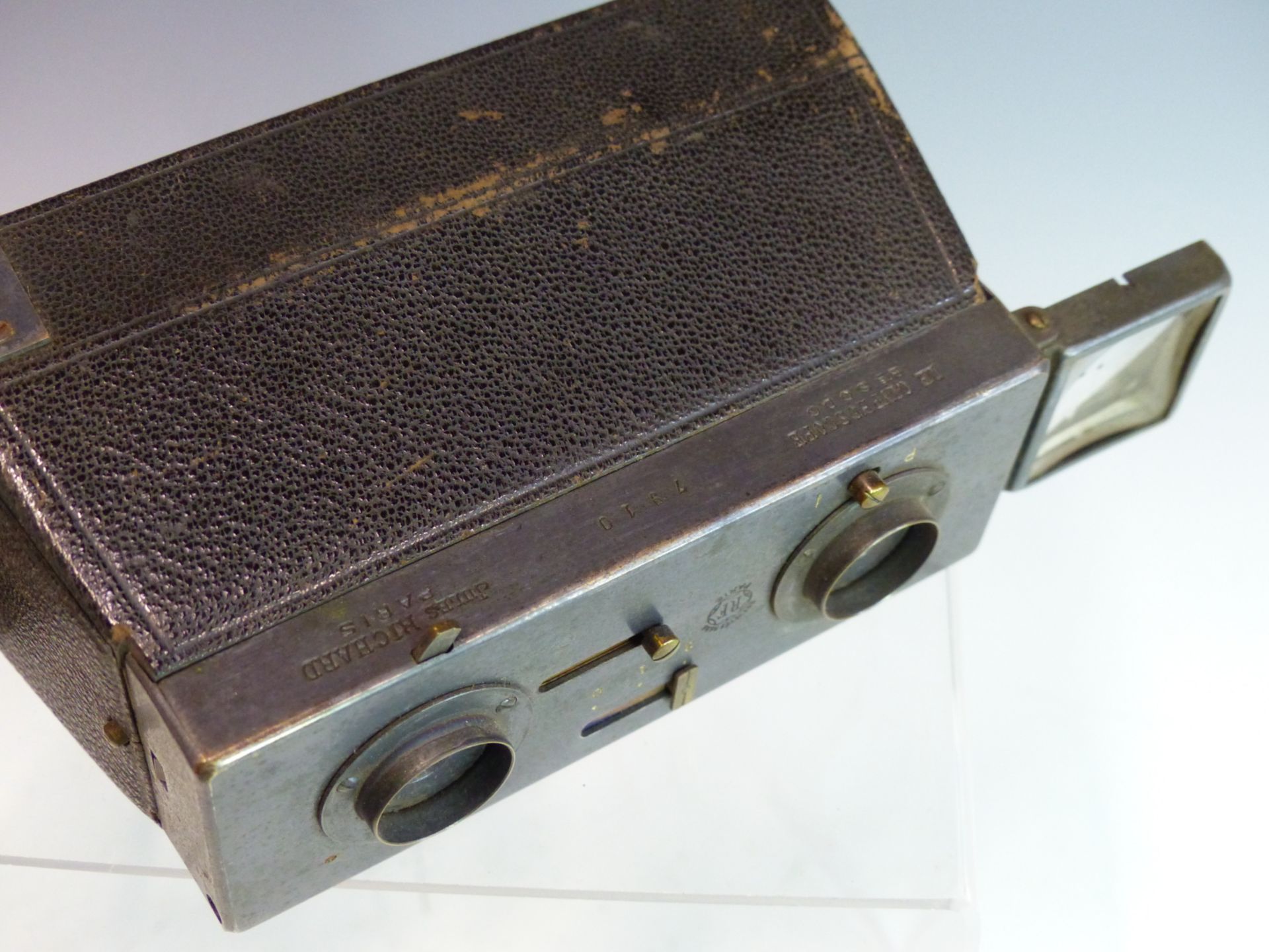 A RARE FRENCH GLYPHOSCOPE STEREOSCOPIC CAMERA BY JULES RICHARD, PARIS. IN ITS ORIGINAL POUCH WITH - Image 3 of 4