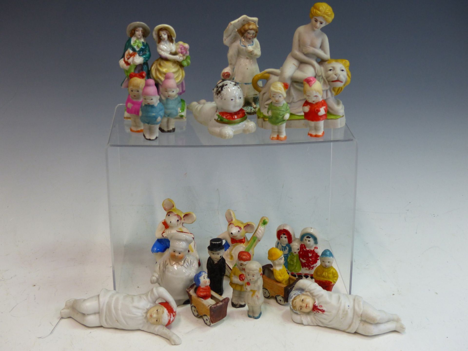 A GROUP OF VINTAGE BISQUE AND OTHER PORCELAIN FIGURES TO INCLUDE JOINTED FIGURES, ANIMALS AND - Image 6 of 8